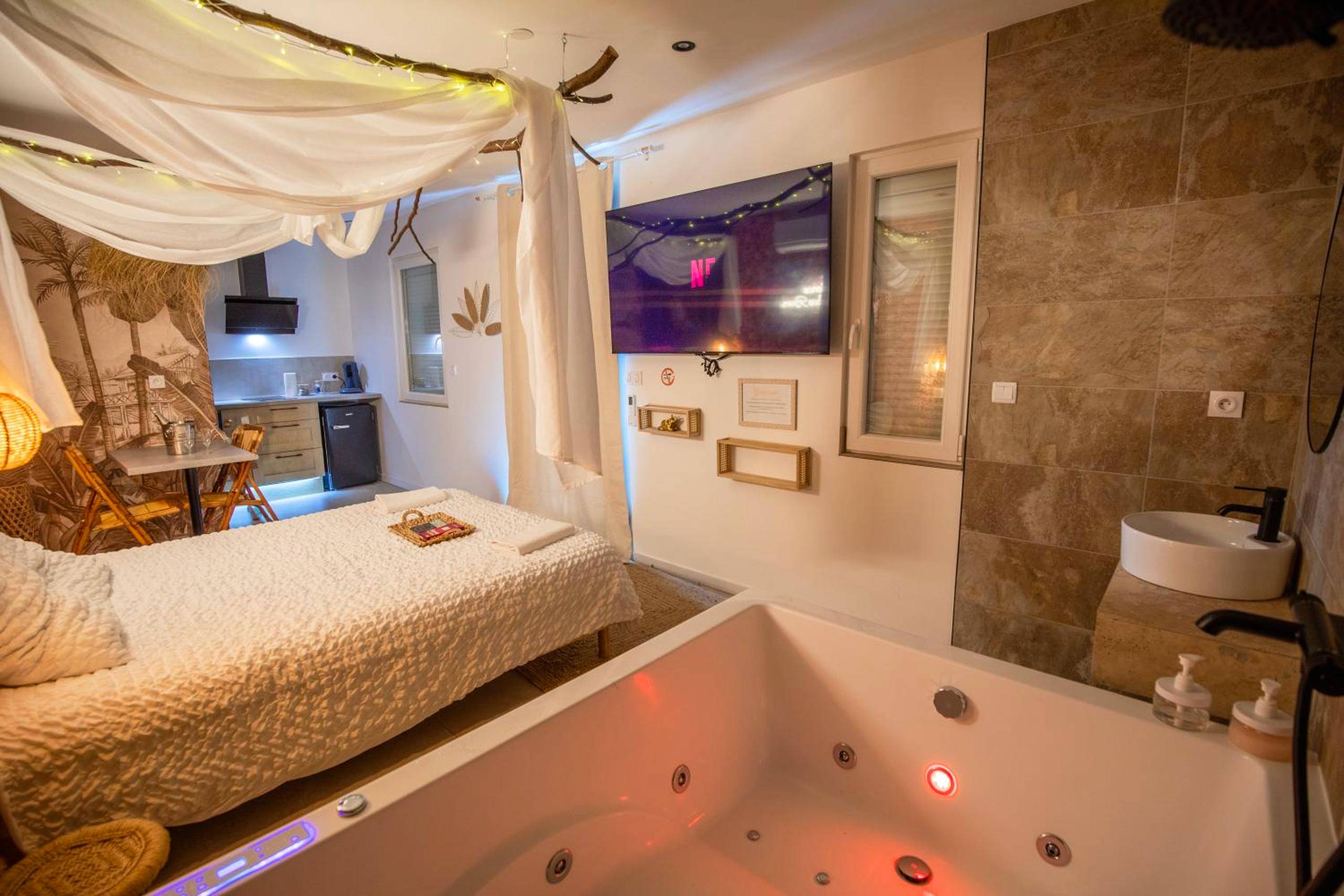 Baignoire balnéo avec vue sur écran géant - L'expérience LOVE ROOM