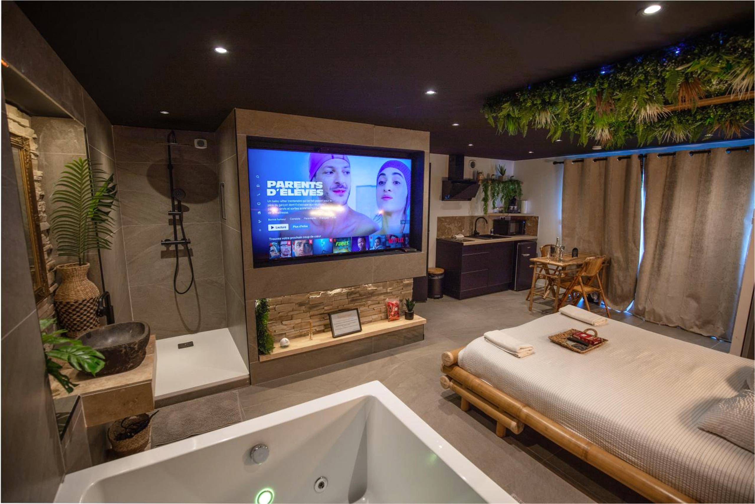 Suite avec lit en bambou et douche à l'italienne - L'expérience LOVE ROOM