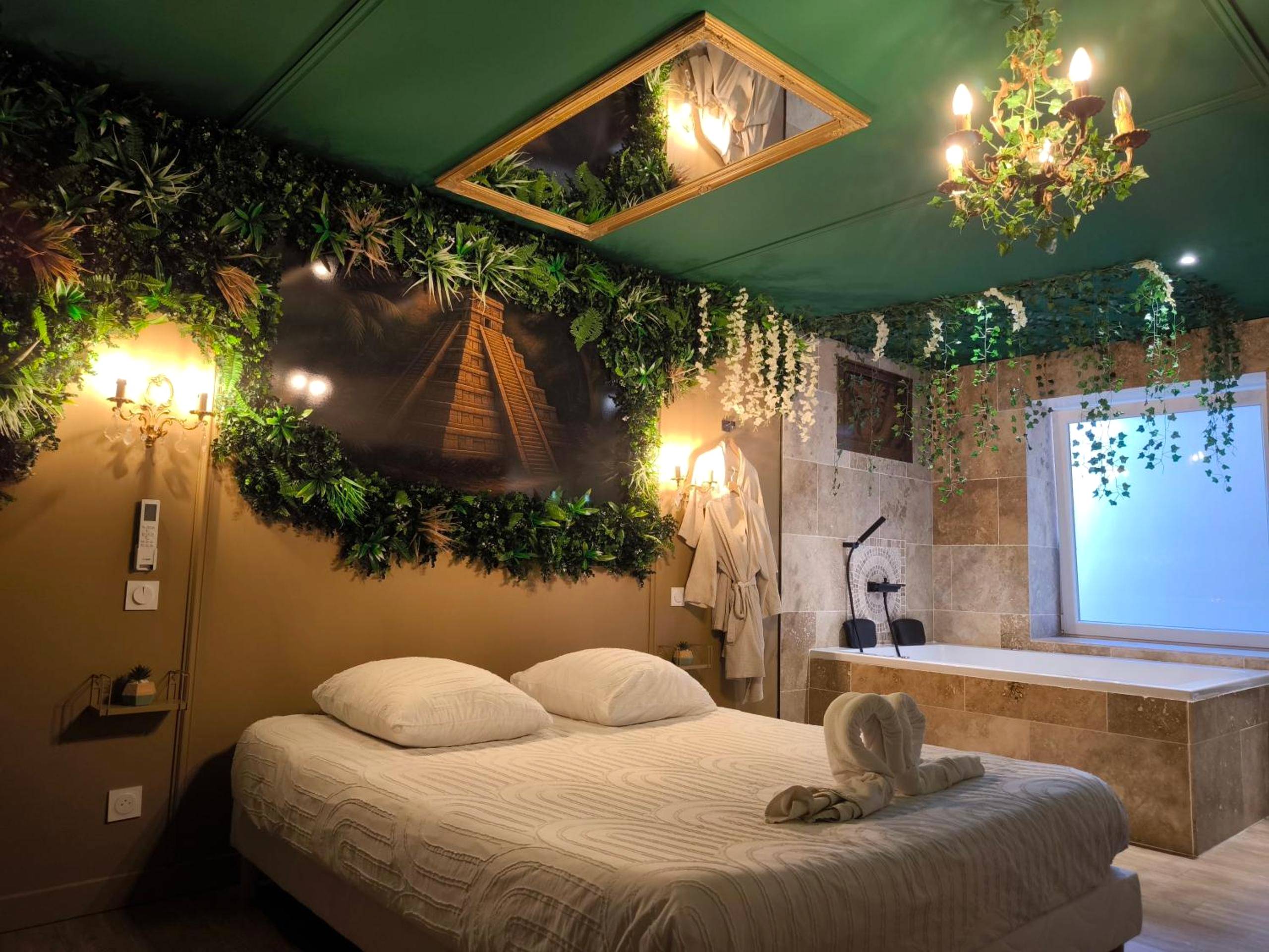 Lit double et baignoire balnéo sous miroir - Love Room L'Étrat - L'éxperience LOVE ROOM