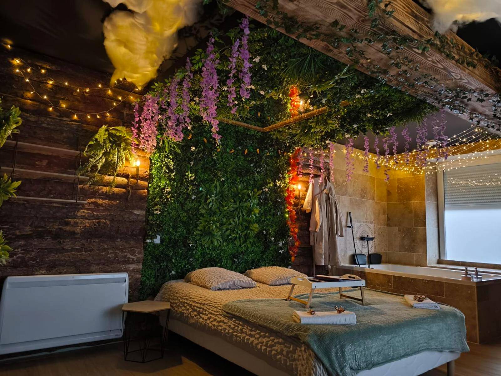 Chambre thématique avec lierre et guirlandes - L'éxperience LOVE ROOM