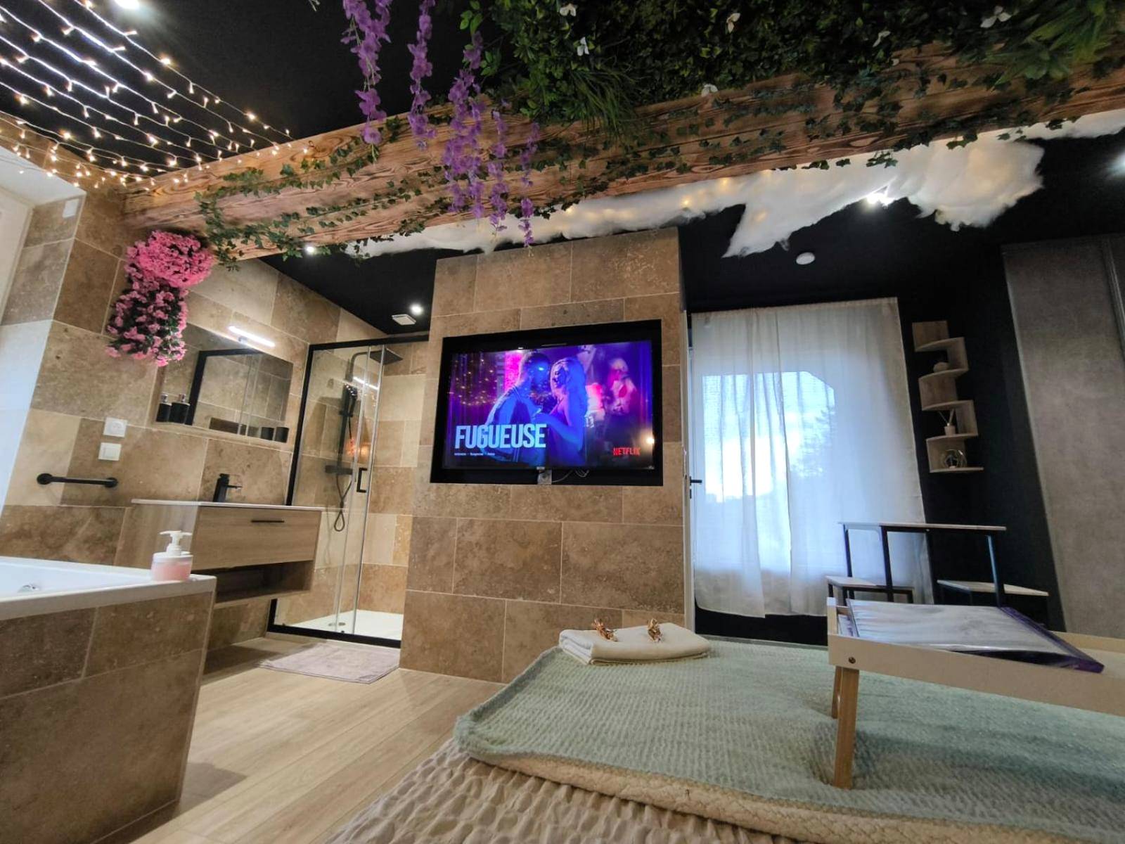 Espace nuit avec TV murale et douche italienne - L'éxperience LOVE ROOM