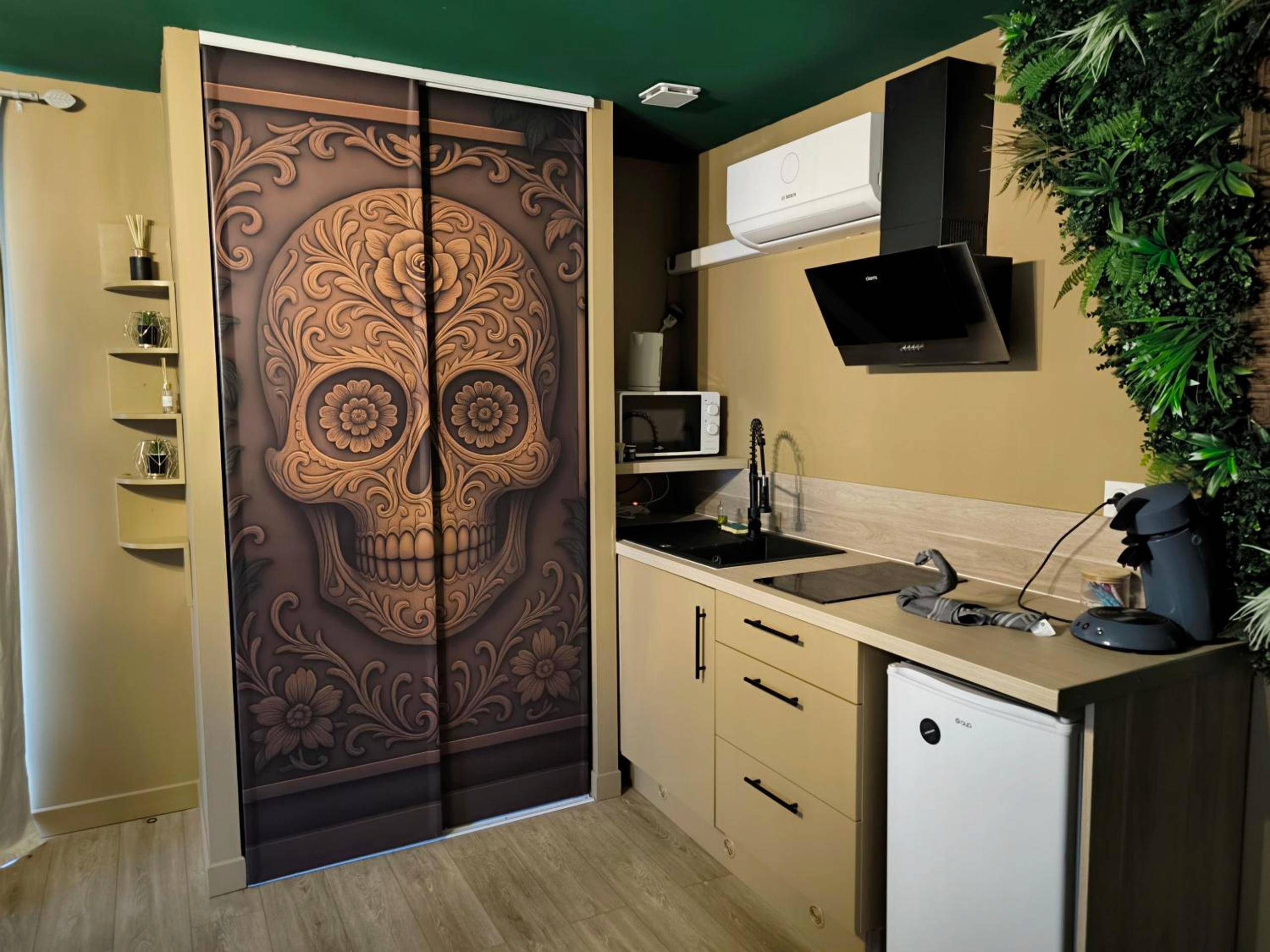 Kitchenette équipée et placard décoré - L'éxperience LOVE ROOM