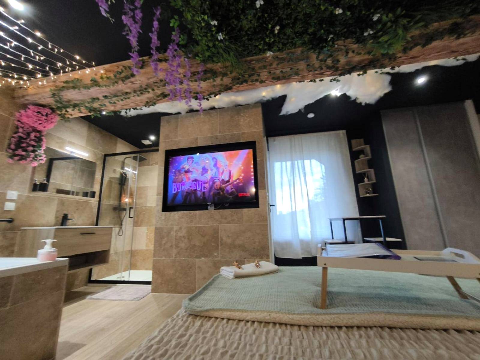 Vue d'ensemble de la suite avec coin repas - L'éxperience LOVE ROOM