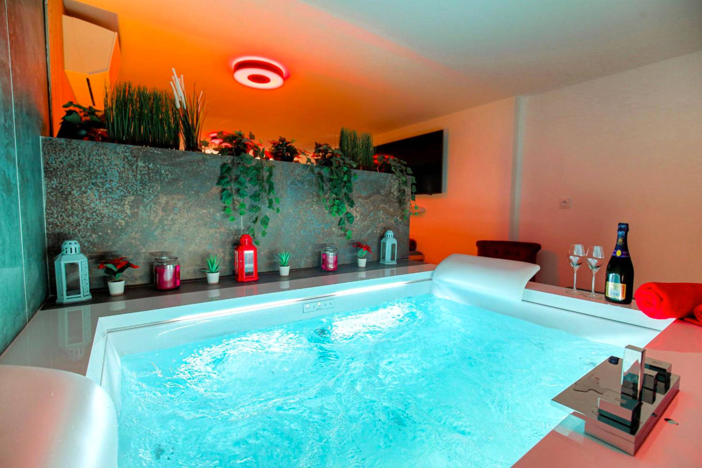 Jacuzzi privatif avec éclairage bleu et plantes - Love Room Grézieu - la - Varenne - Expérience des sens