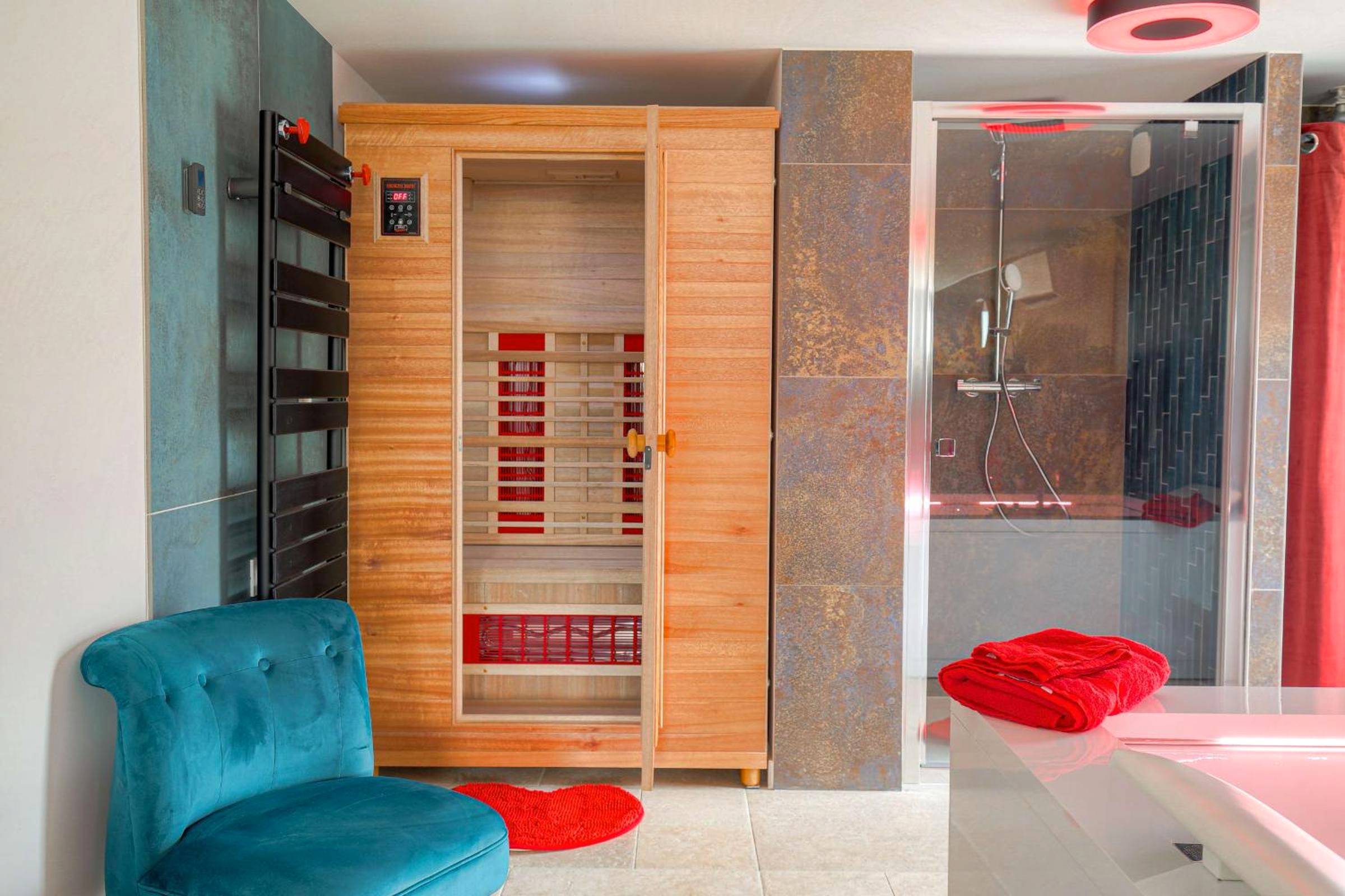 Sauna infrarouge en bois et douche vitrée - Expérience des sens