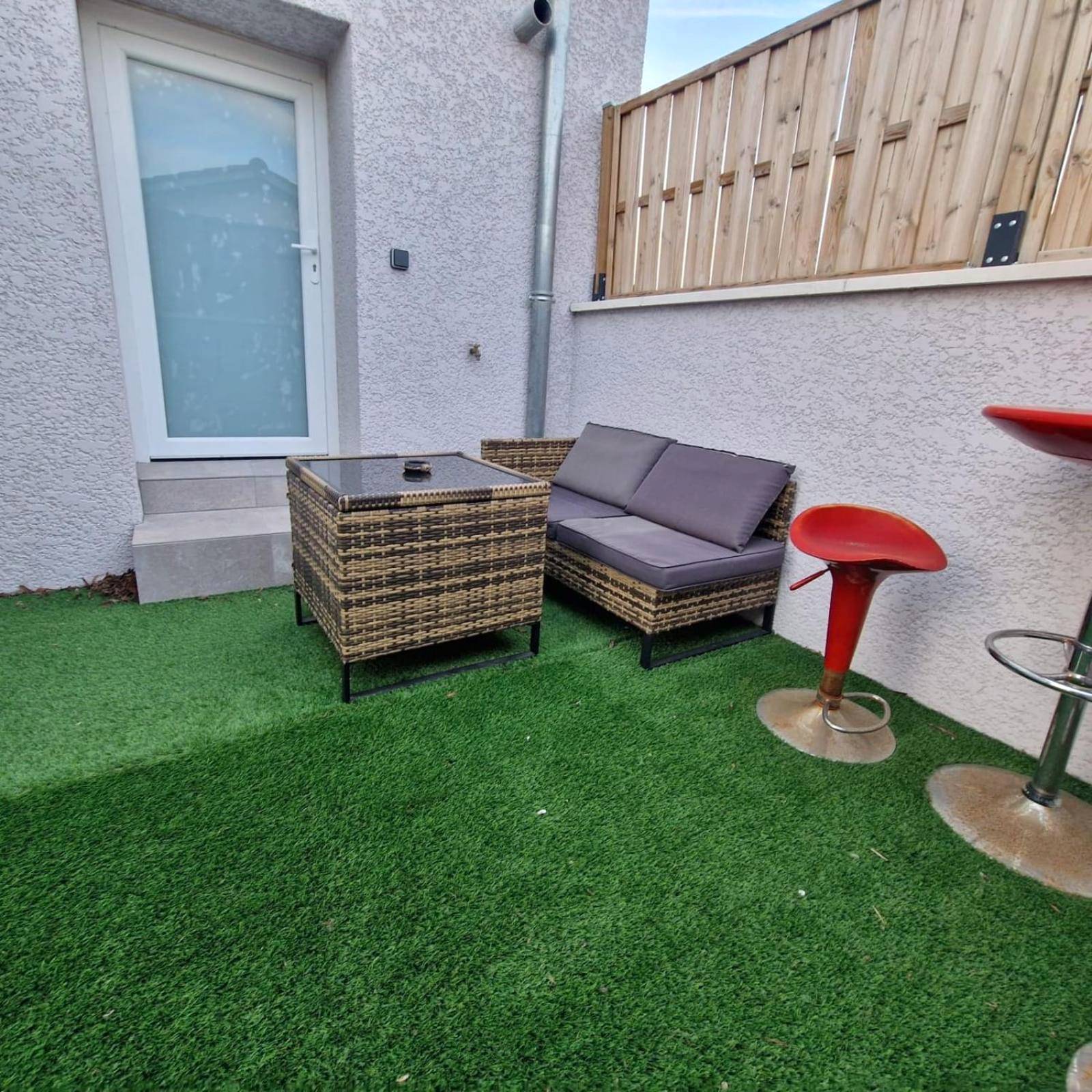 Terrasse privative avec gazon et salon de jardin - Expérience des sens