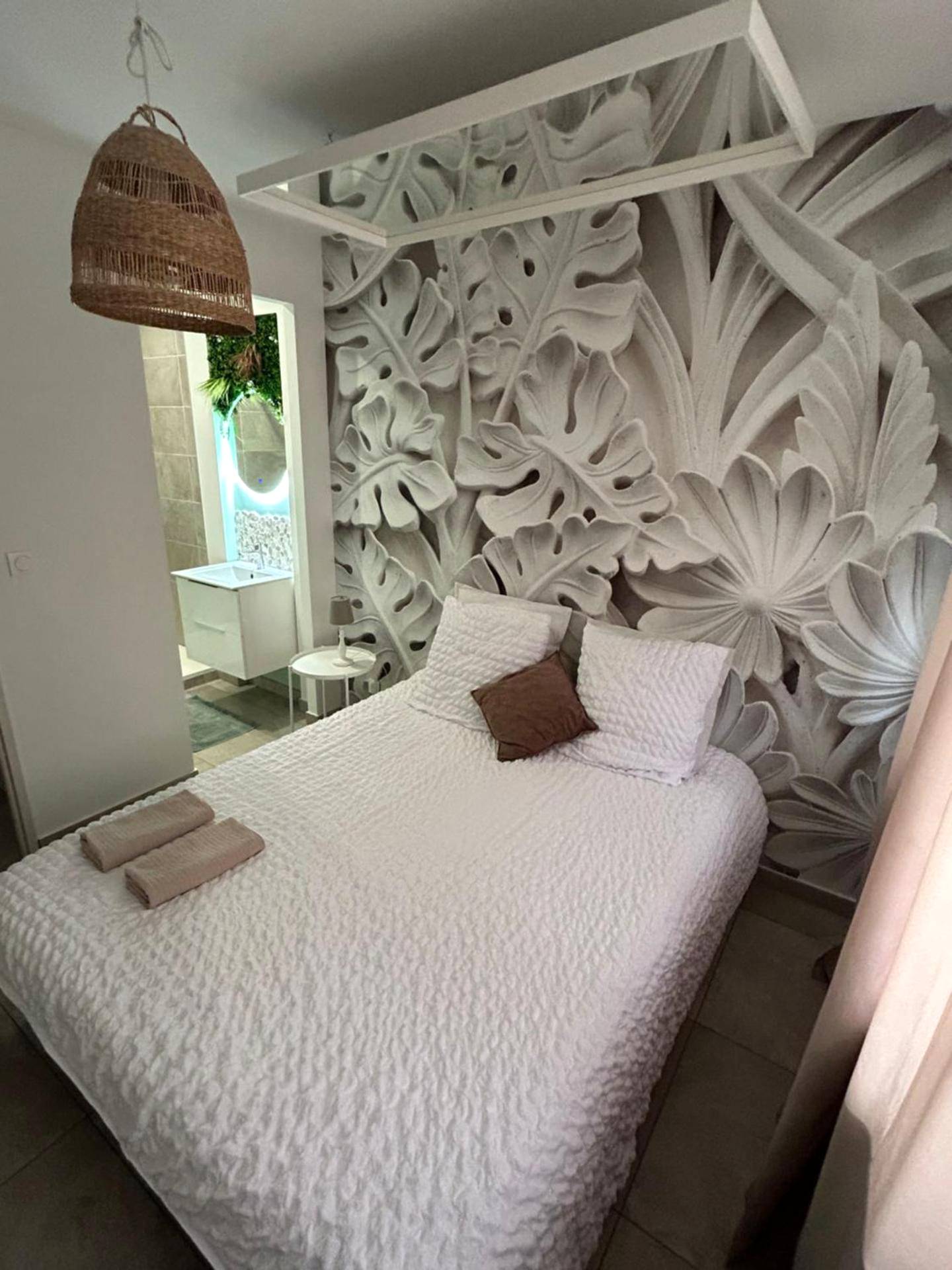 Lit double avec miroir au plafond et mur sculpté - L'extasia appartement Grenoble