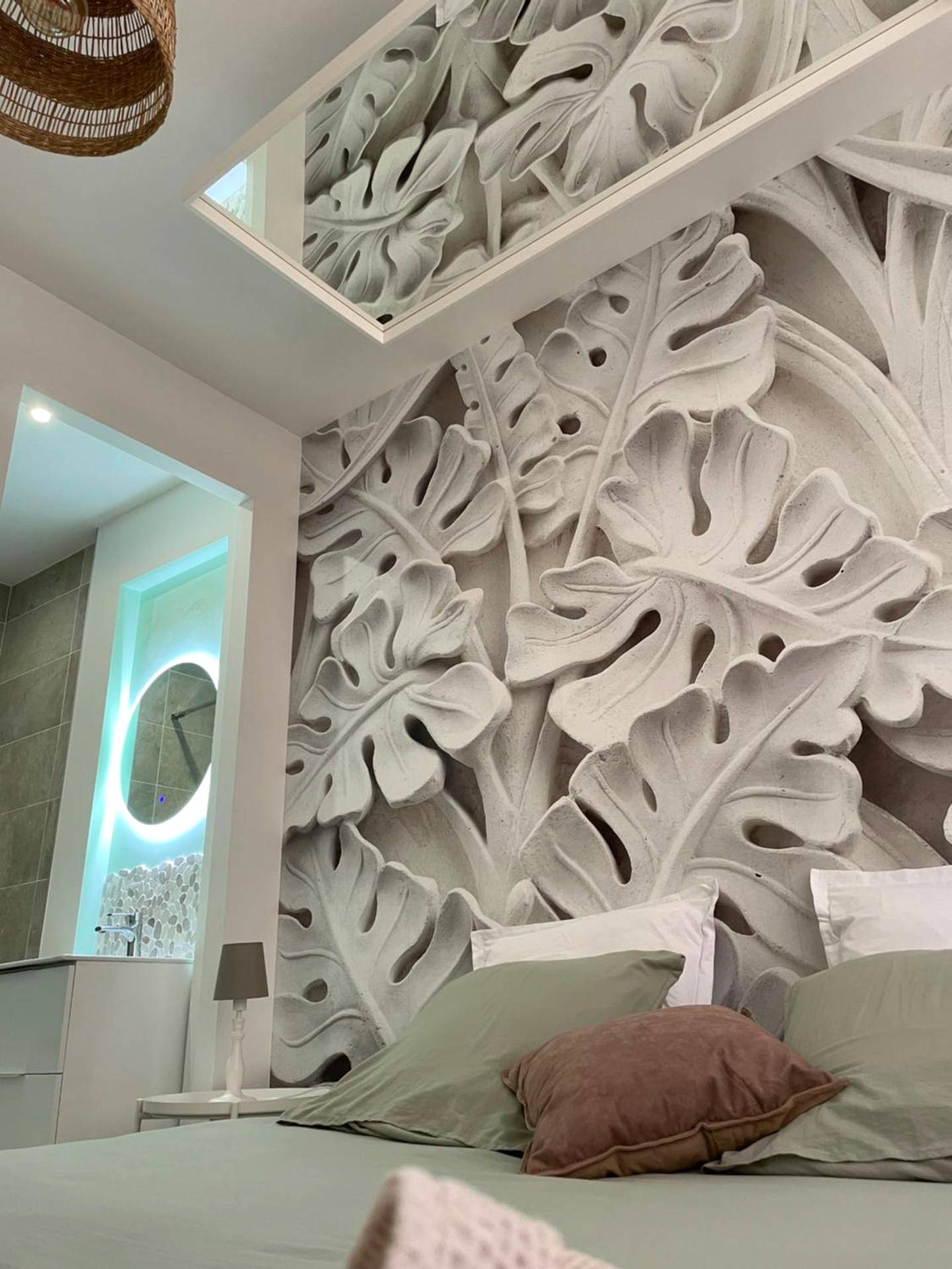 Détail du lit et mur décoratif effet feuillage - L'extasia appartement Grenoble