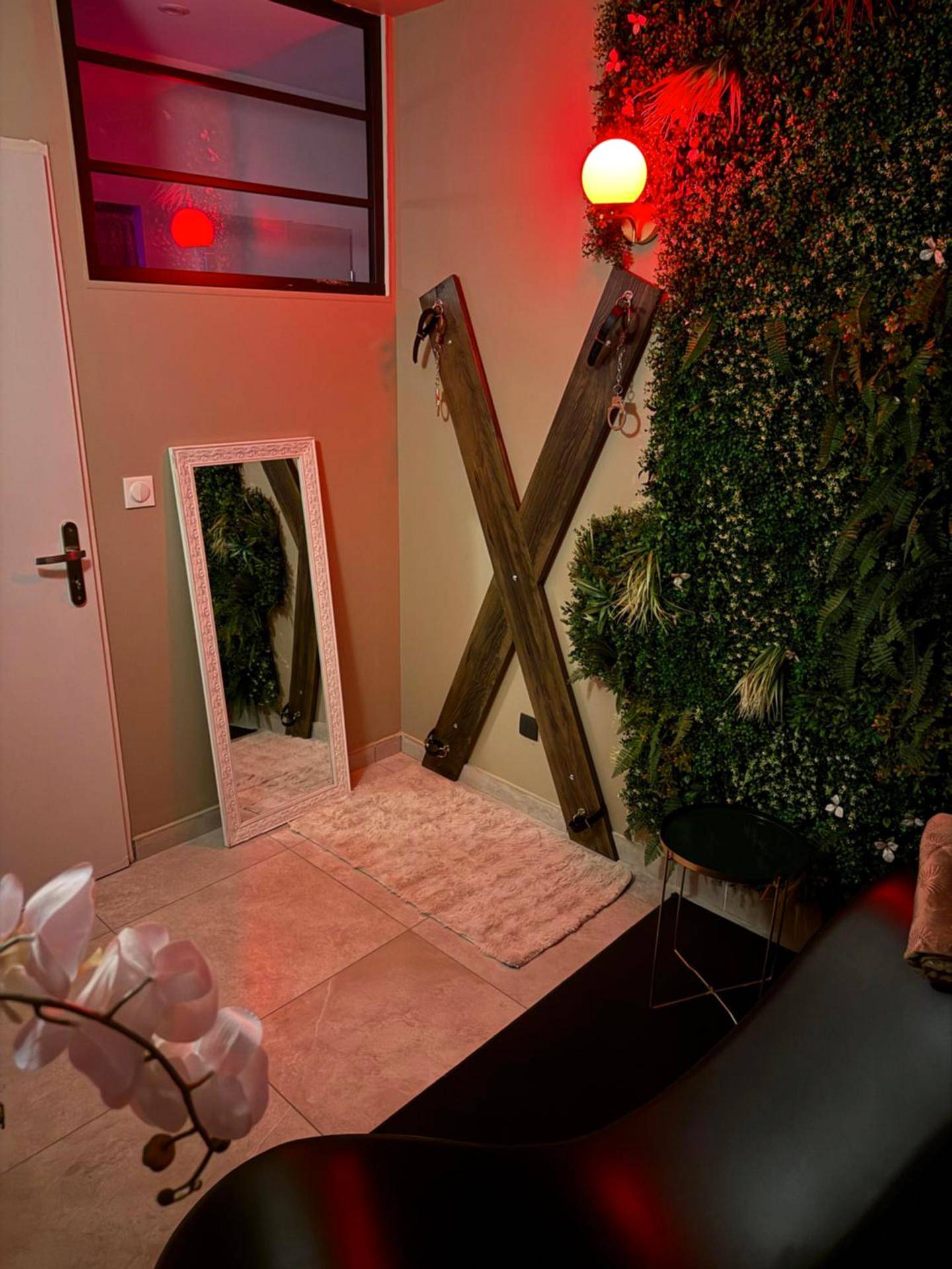 Croix de Saint - André et miroir en pied - L'extasia appartement Grenoble