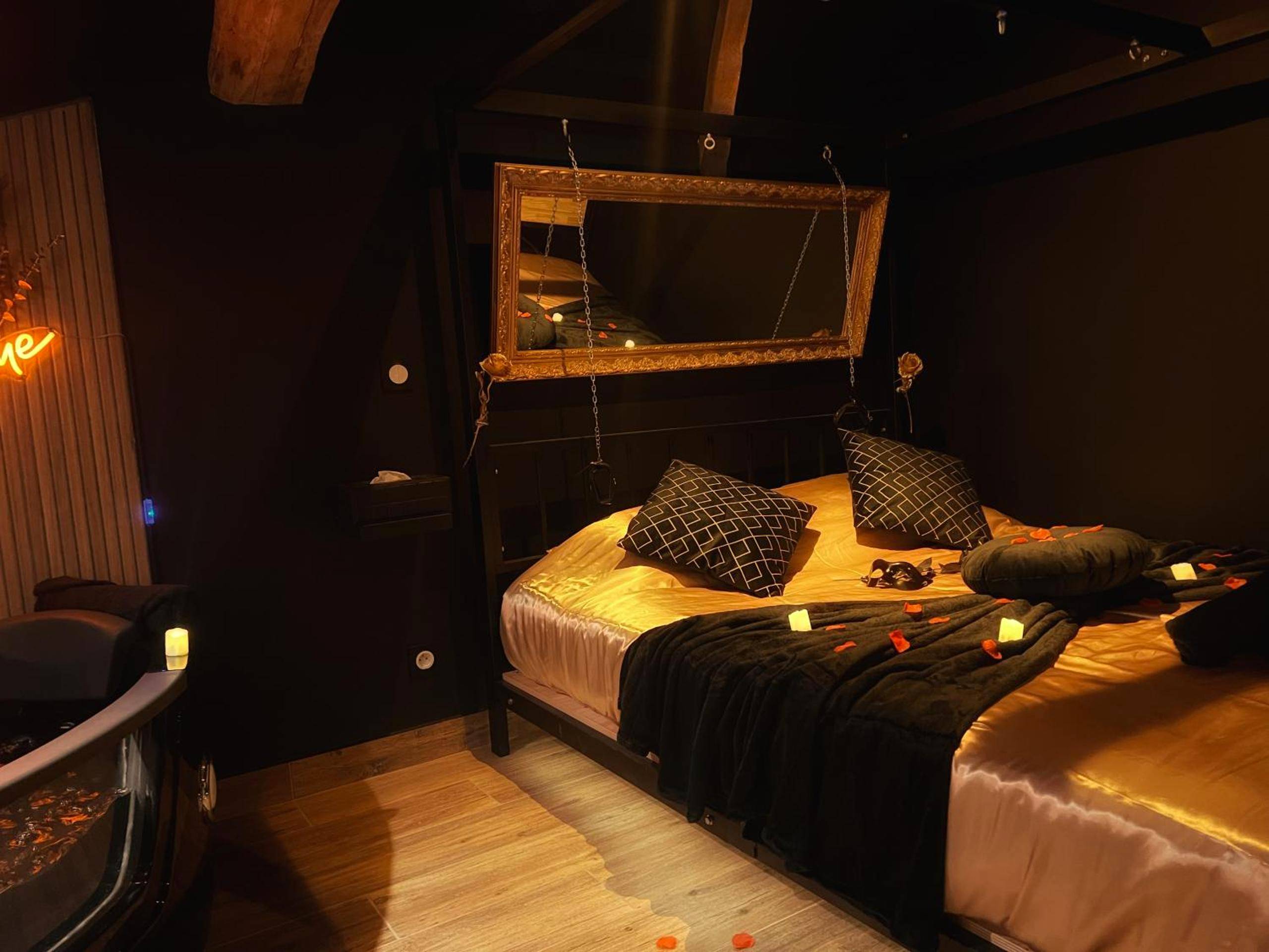 Lit double avec miroir incliné et chaînes - Love Room Fantasme 50 Nuances