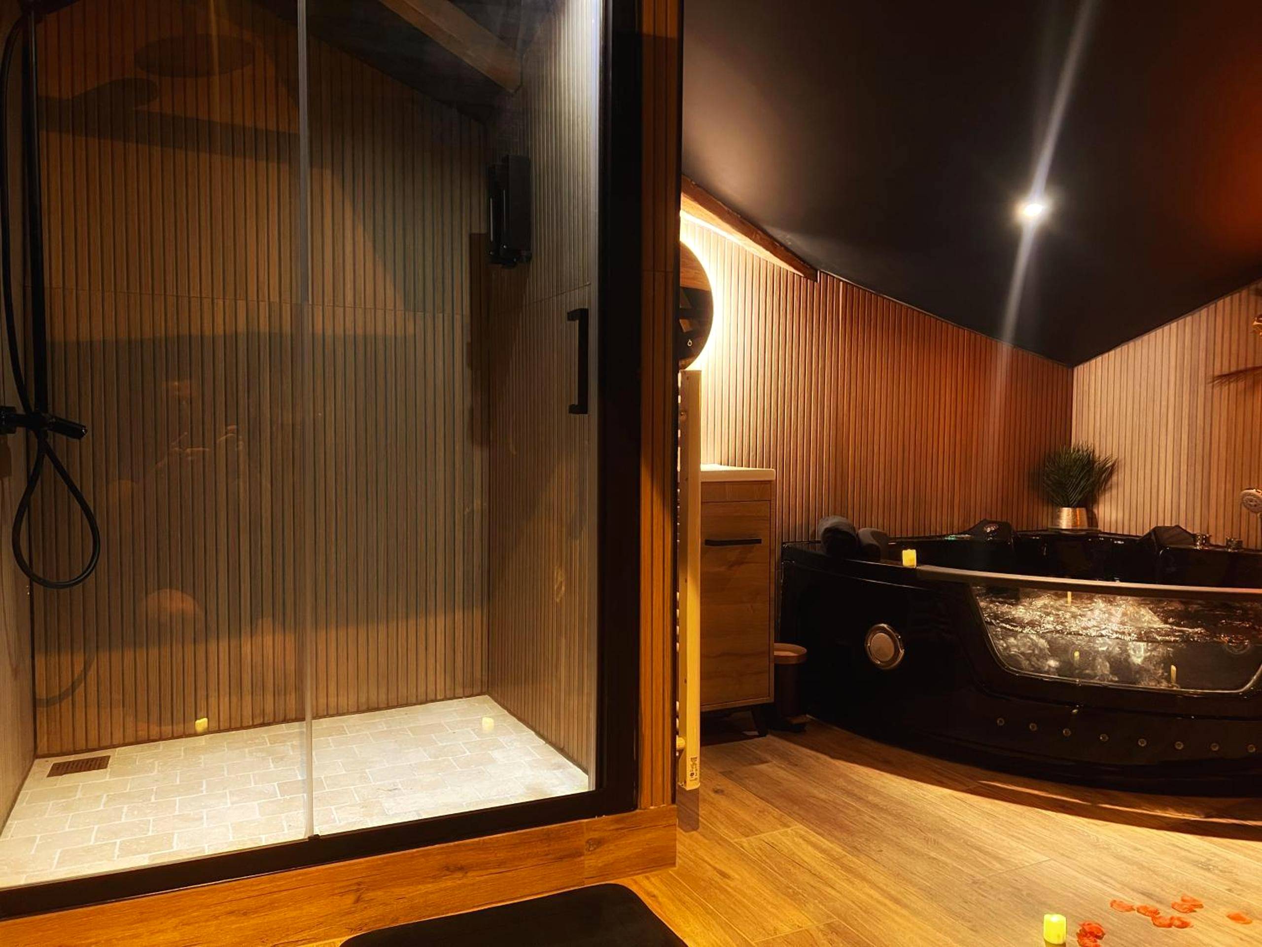 Douche à l'italienne et jacuzzi privatif noir - Love Room Fantasme 50 Nuances