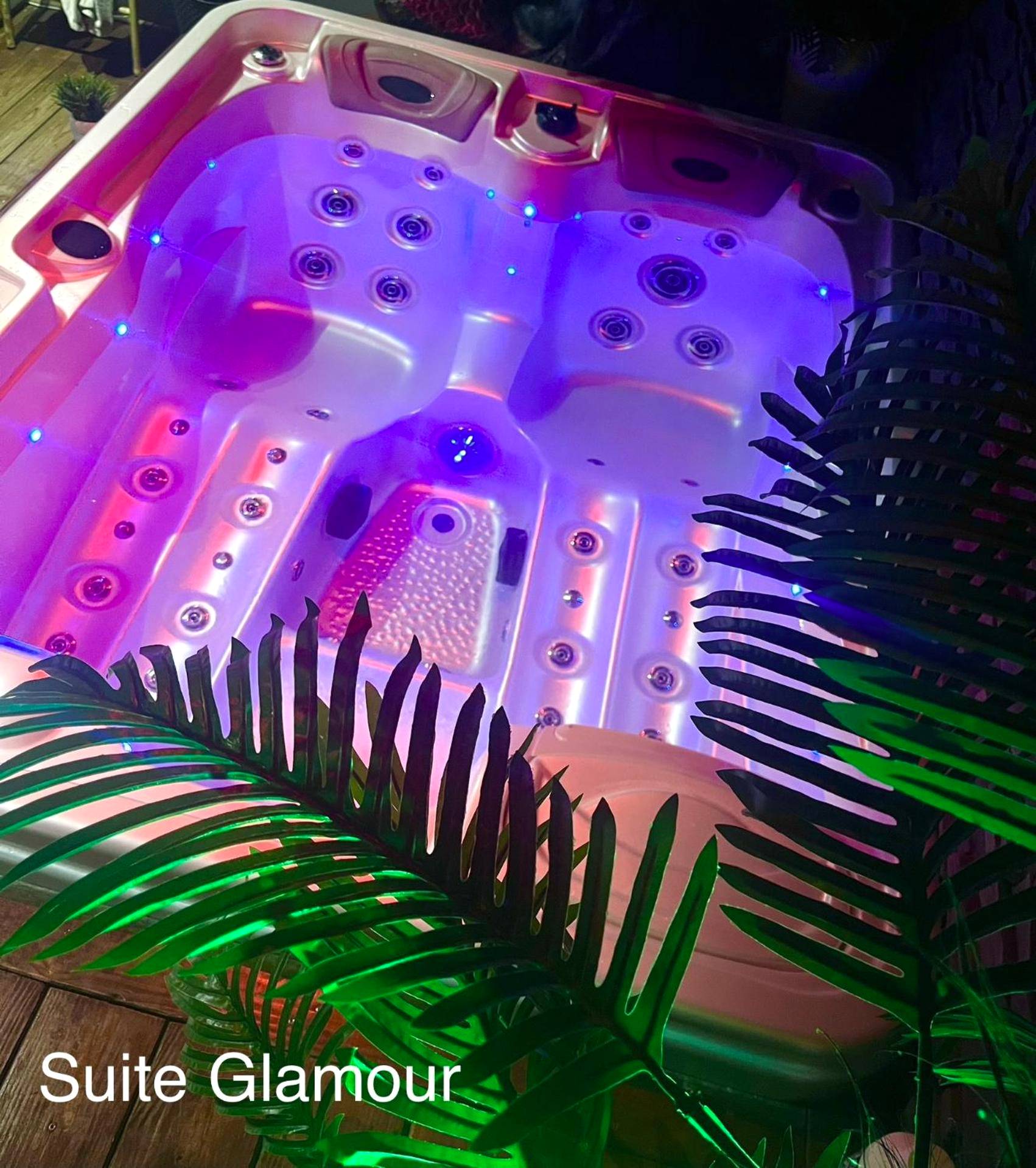 Jacuzzi privatif avec éclairage LED violet - Faranel