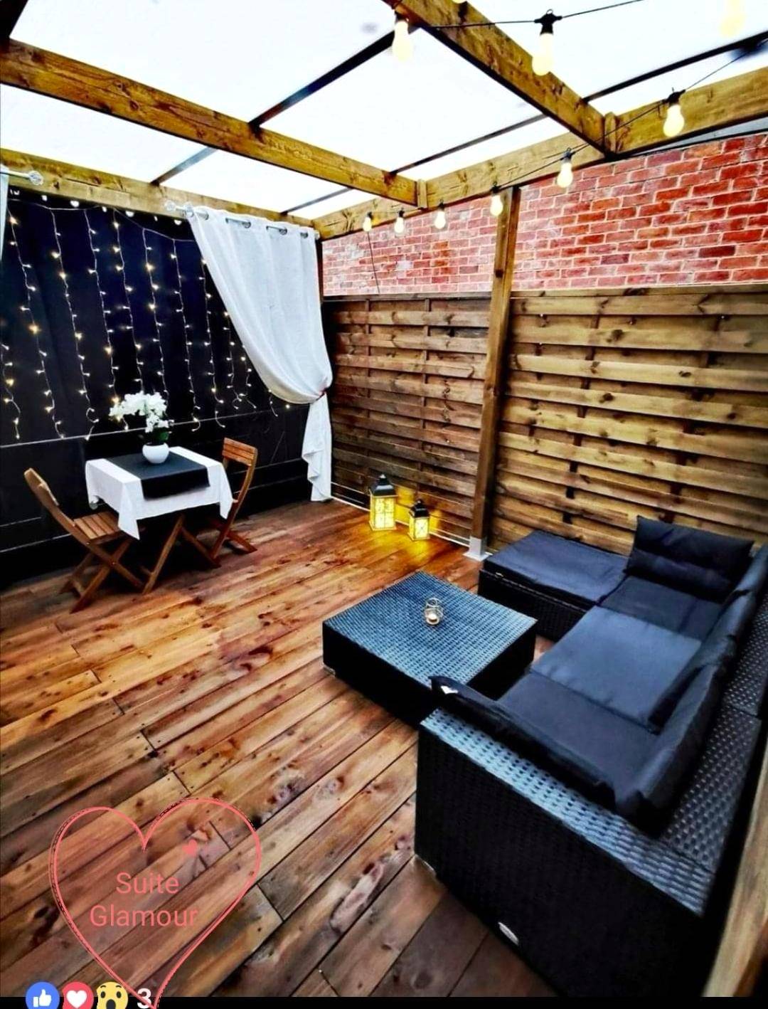 Terrasse en bois avec salon et guirlandes - Faranel