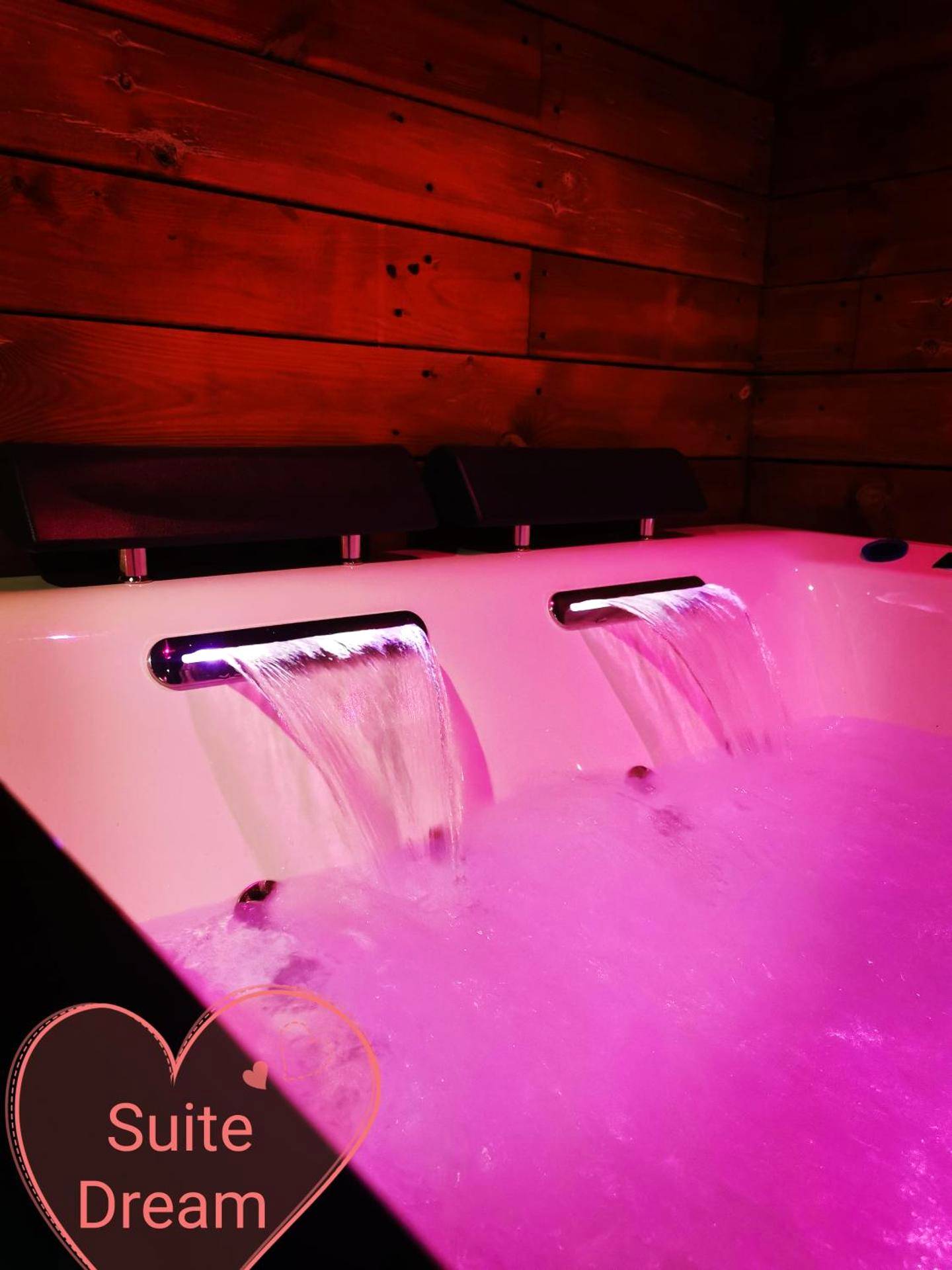 Baignoire balnéo avec cascades lumineuses - Faranel