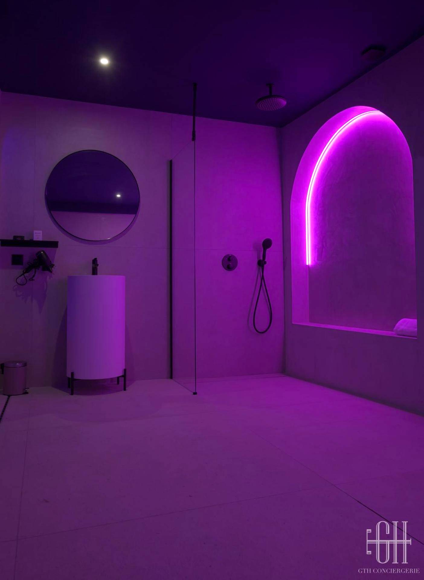 Salle d'eau avec douche à l'italienne et néon - La Favorite - Love - Room Sensuelle