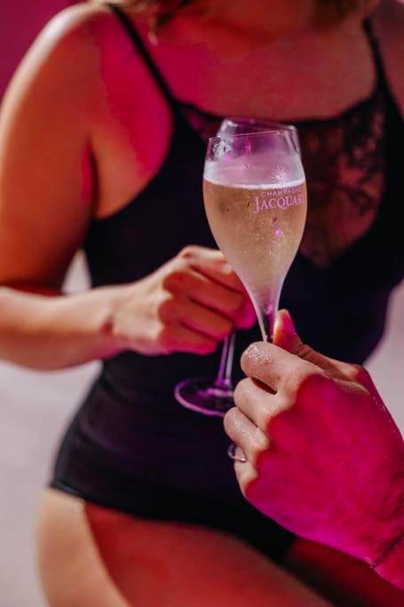 Couple trinquant avec des coupes de champagne - La Favorite - Love - Room Sensuelle