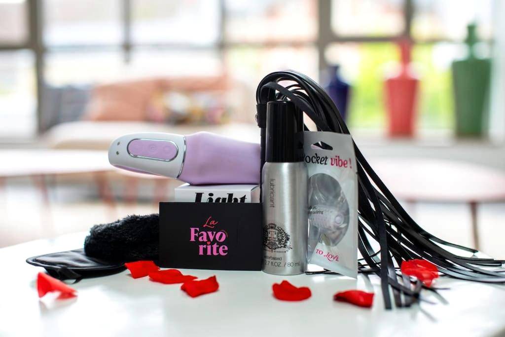 Coffret d'accessoires érotiques et pétales - La Favorite - Love - Room Sensuelle