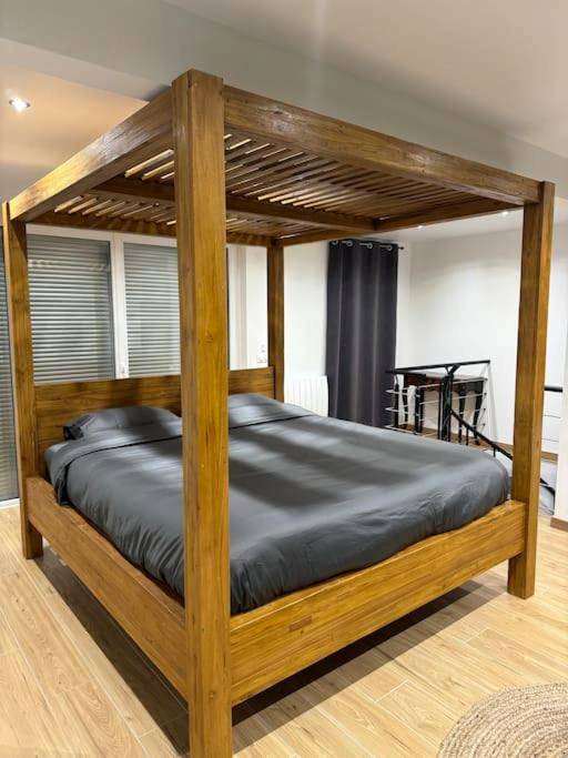 Lit king size avec structure en bois massif - F & C Love Spa, Sauna and Tantra