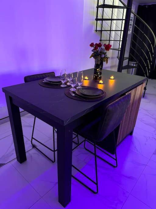 Table dînatoire romantique sous lumière violette - F & C Love Spa, Sauna and Tantra