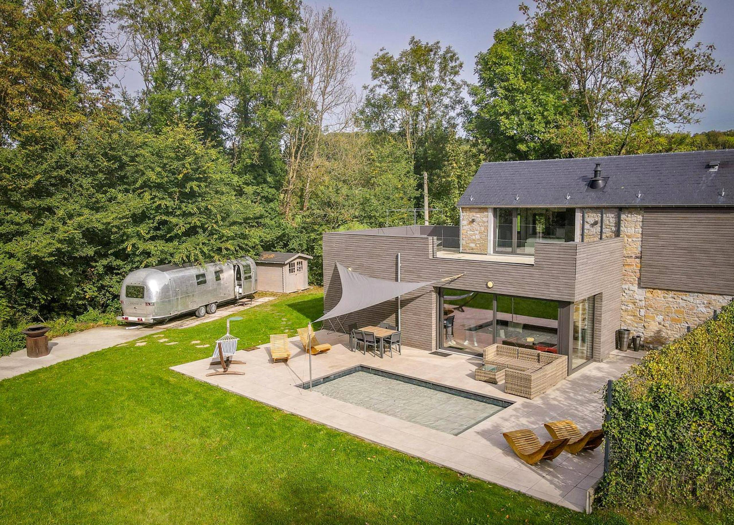 Vue principale - Love Room Vienne - Le Fermage - logement avec piscine, sauna et jacuzzi