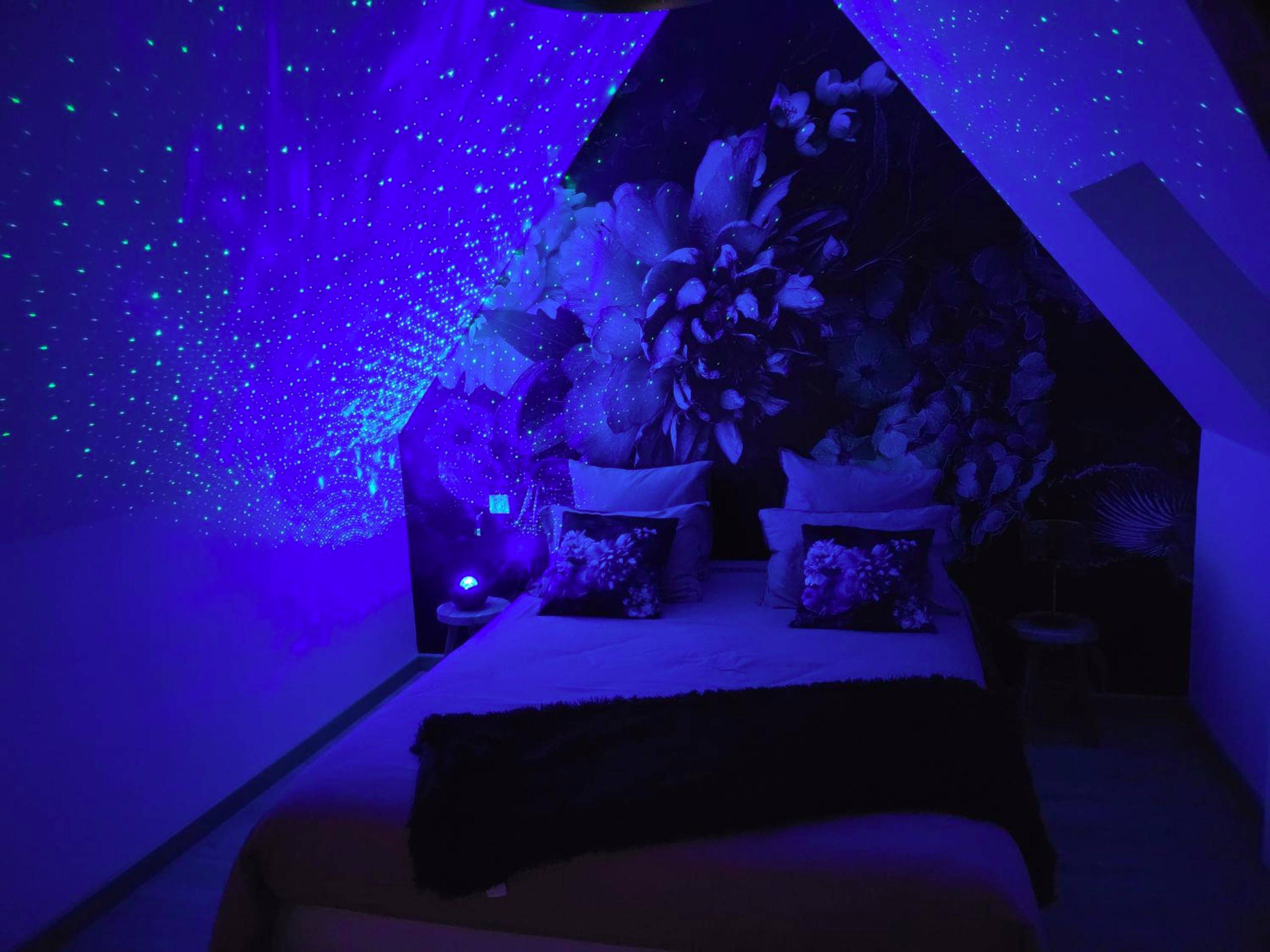 Chambre avec projecteur d'étoiles bleu - Love Room La Bouille - Fil'Love