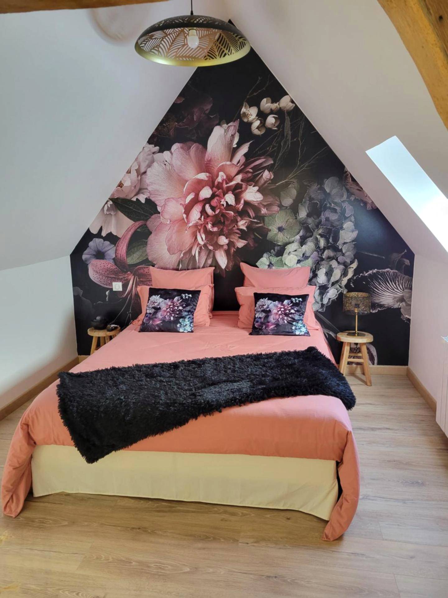 Lit double sous combles avec fresque florale - Fil'Love