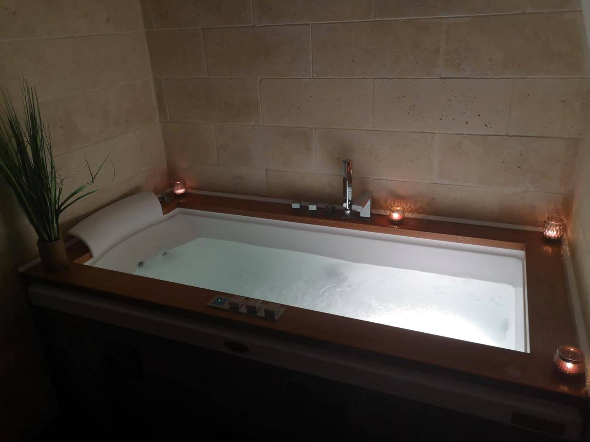 Photo du logement - Jacuzzi® - La petite Romantique - FloBNB - Laon