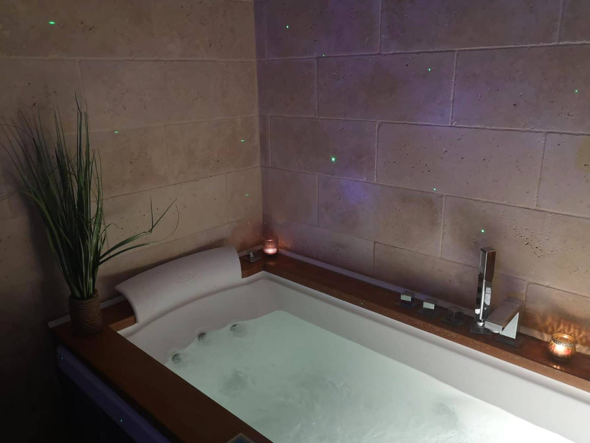 Photo du logement - Jacuzzi® - La petite Romantique - FloBNB