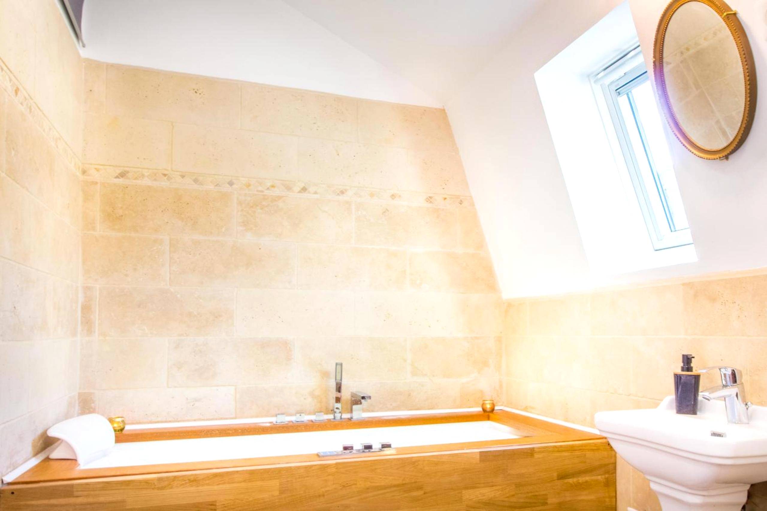 Photo du logement - Jacuzzi® - La petite Romantique - FloBNB