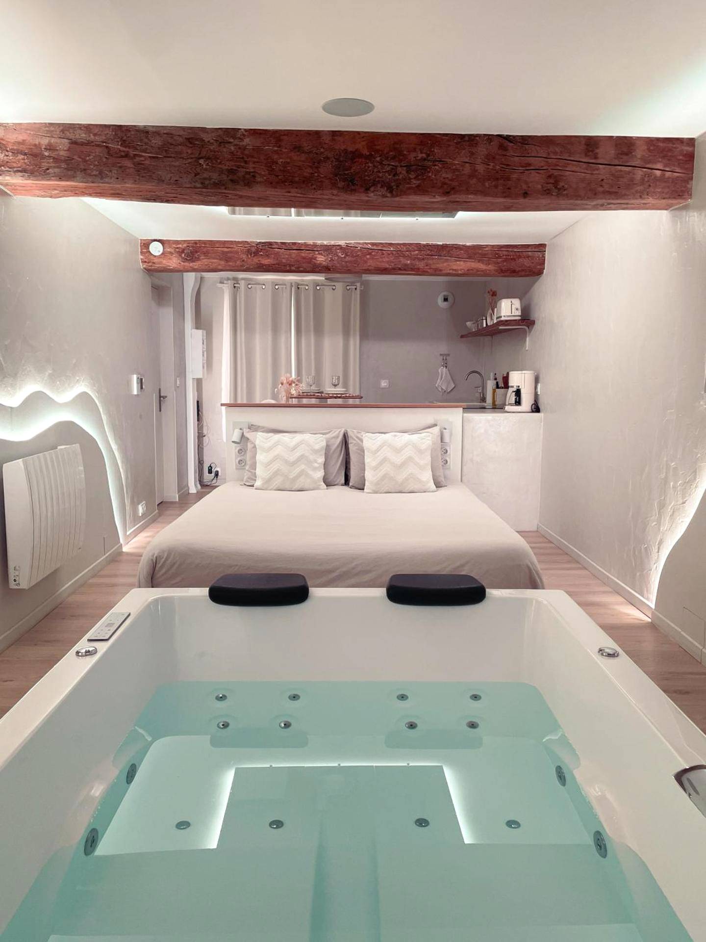 Baignoire balnéo face au lit king size - À la folie - Loft & Spa