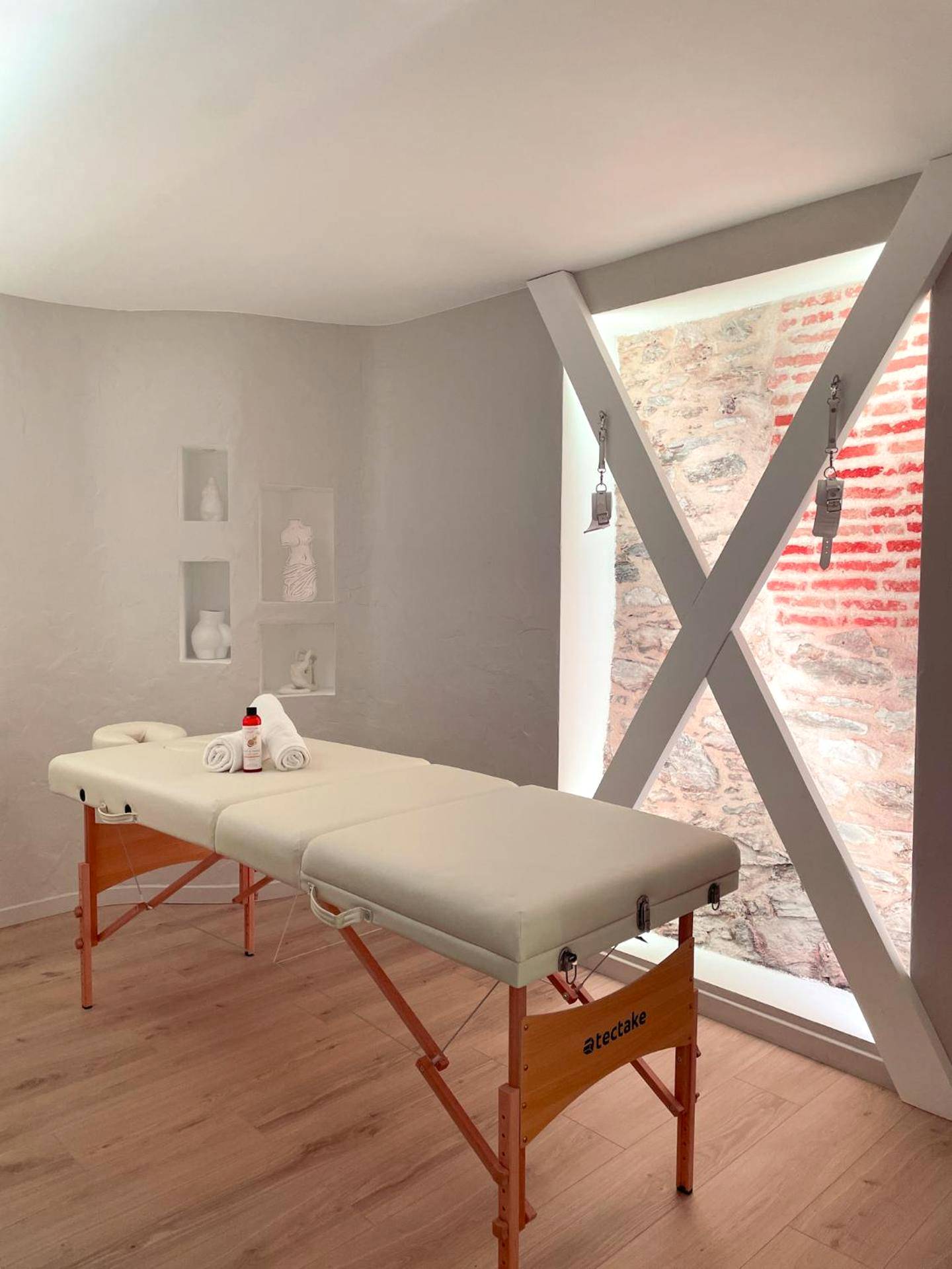 Table de massage avec serviettes et huiles - À la folie - Loft & Spa