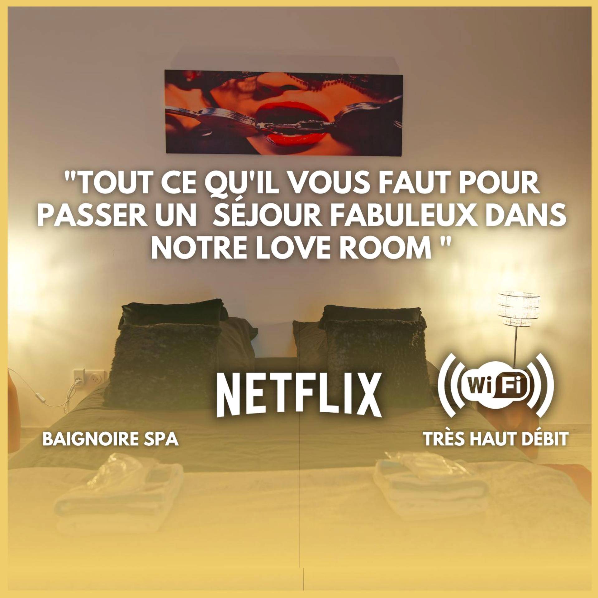 Lit double avec tableau érotique et lampes - Love Room Nancy - Suite Les Folies Douces & Spa BY NANCYINTIMELOUNGE
