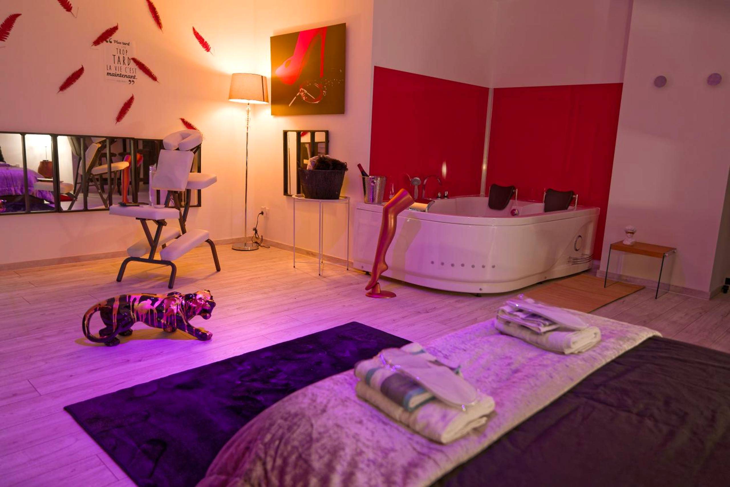 Baignoire balnéo et chaise de massage - Suite Les Folies Douces & Spa BY NANCYINTIMELOUNGE