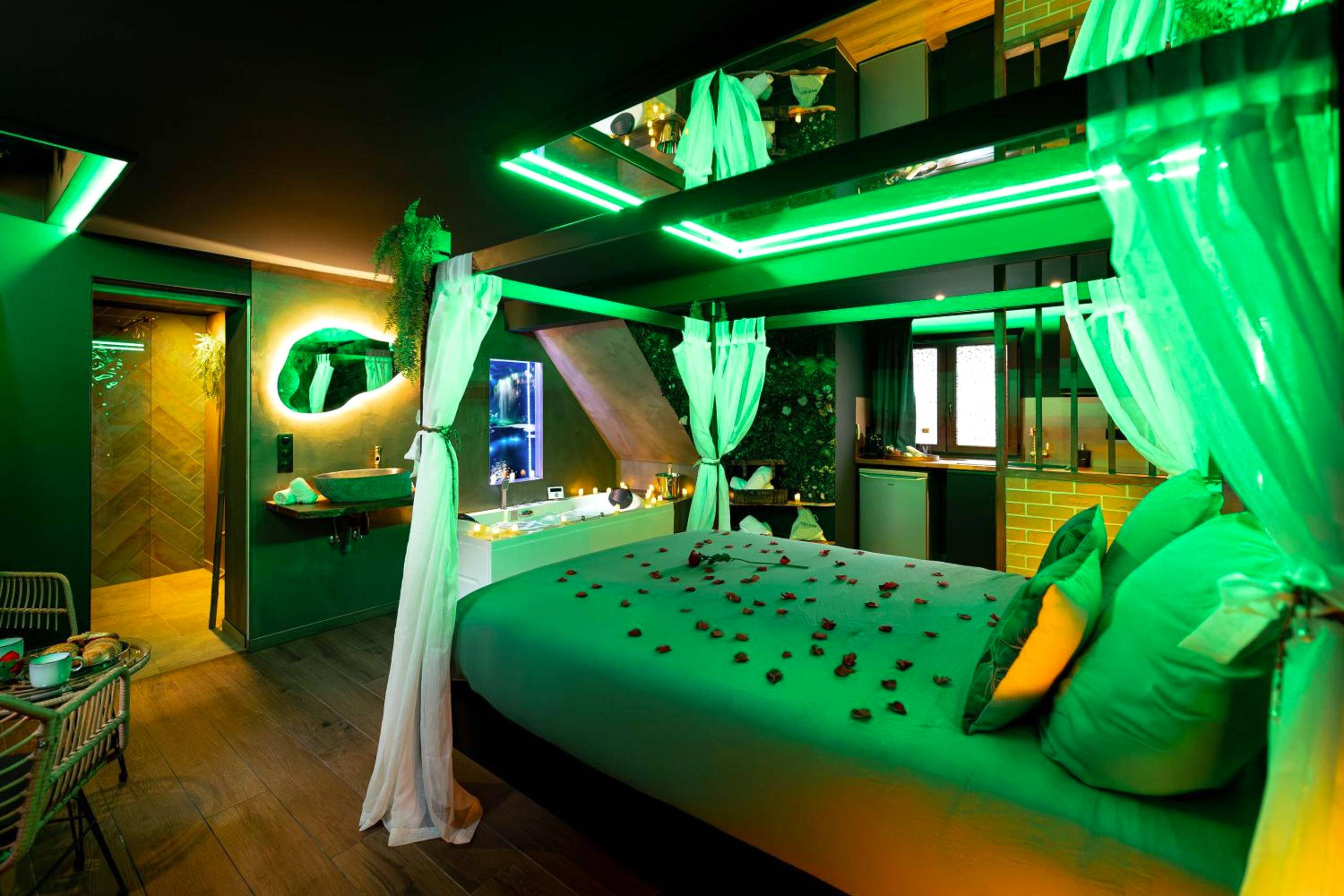 Photo du logement - La Forêt Enchantée - Chambre à thème Love Room Jacuzzi - Évasion pour deux