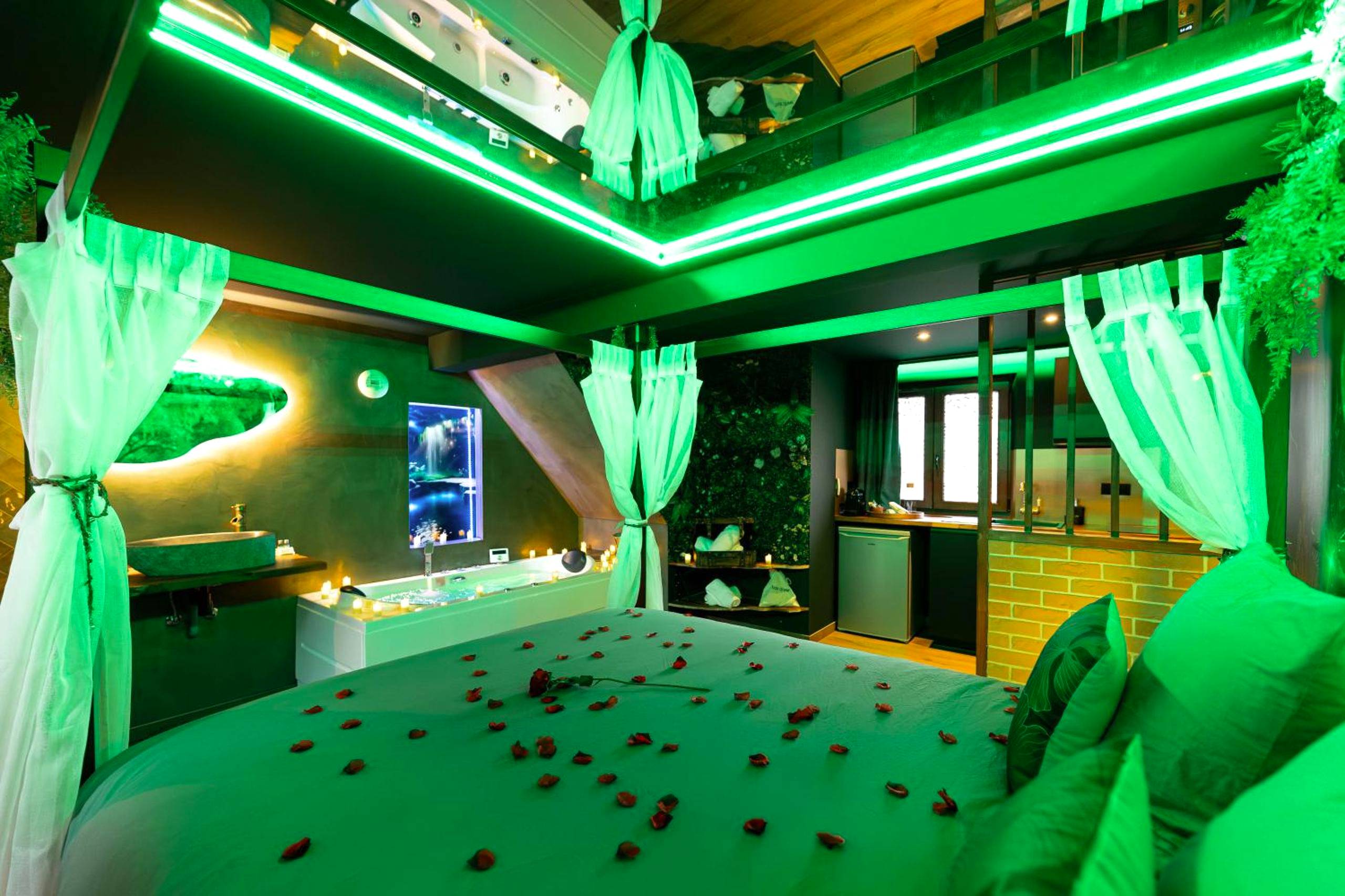 Photo du logement - La Forêt Enchantée - Chambre à thème Love Room Jacuzzi - Évasion pour deux