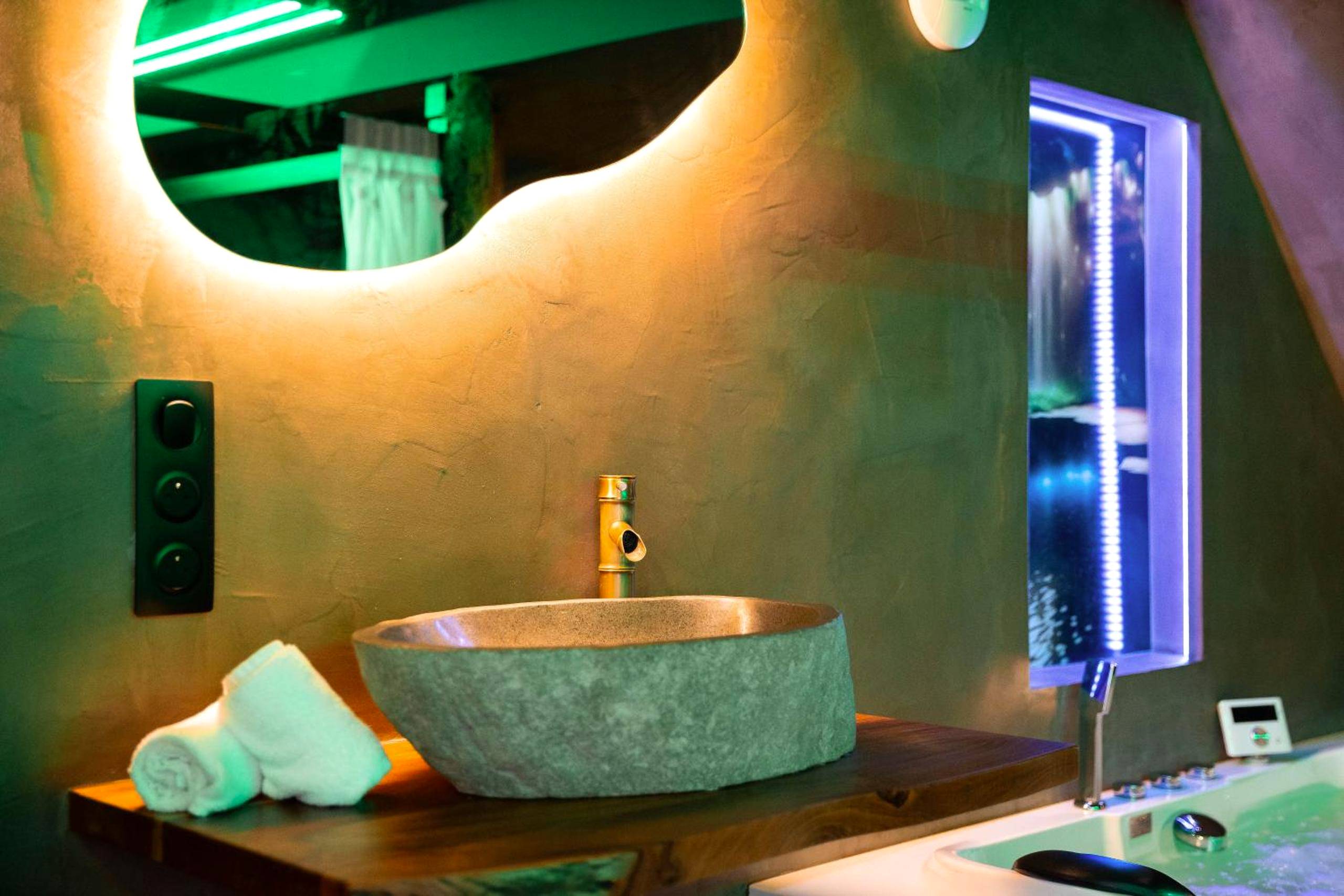 Autre vue interieure - La Forêt Enchantée - Chambre à thème Love Room Jacuzzi - Évasion pour deux - Schirrhein
