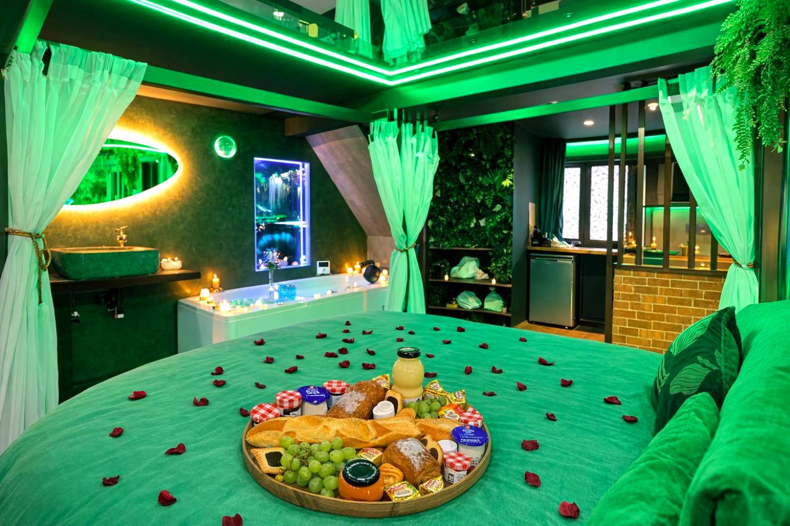 Detail du logement - La Forêt Enchantée - Chambre à thème Love Room Jacuzzi - Évasion pour deux