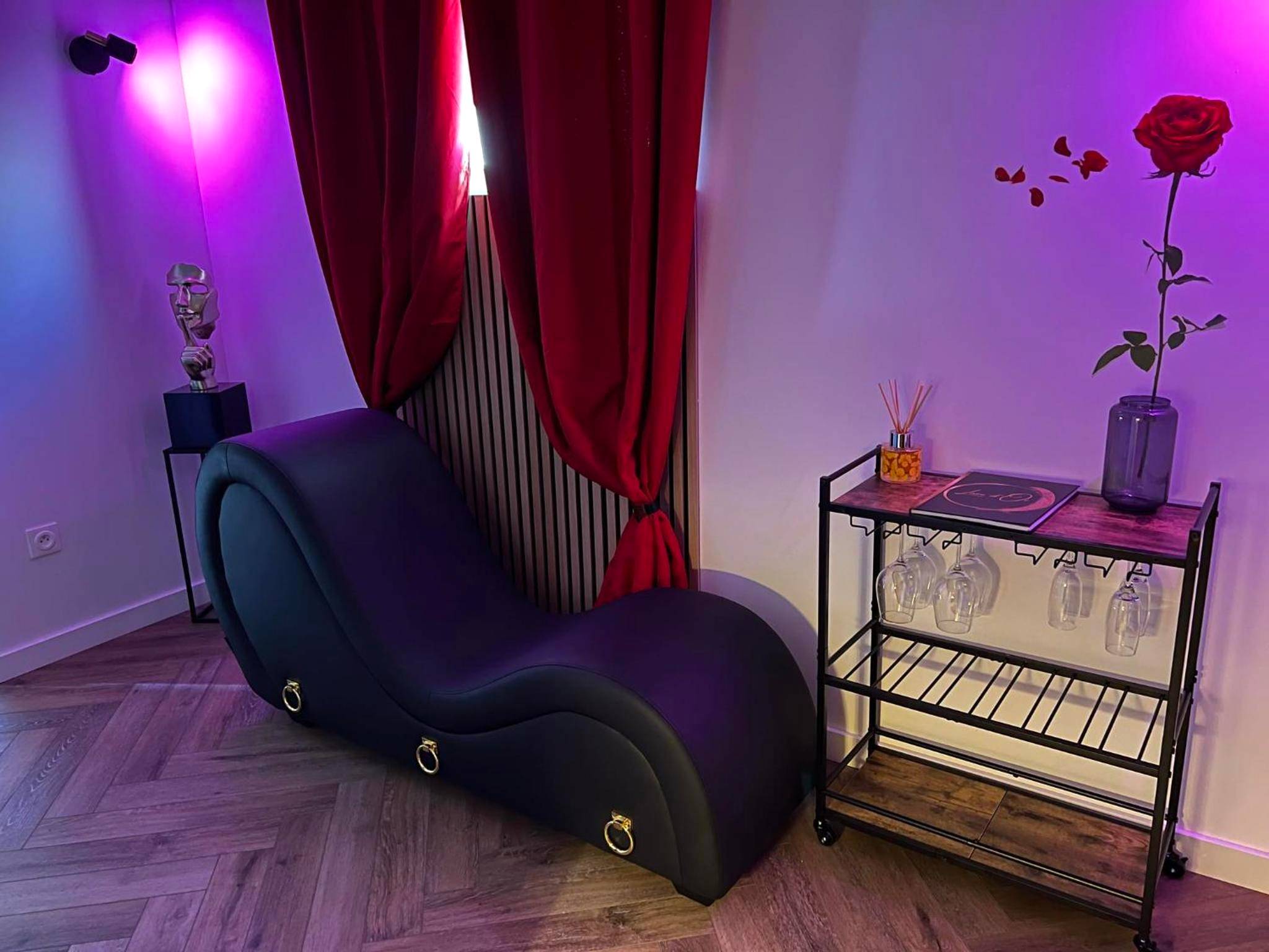 Fauteuil tantrique noir et bar à cocktails - Love Room Brumath - Le fruit défendu 67