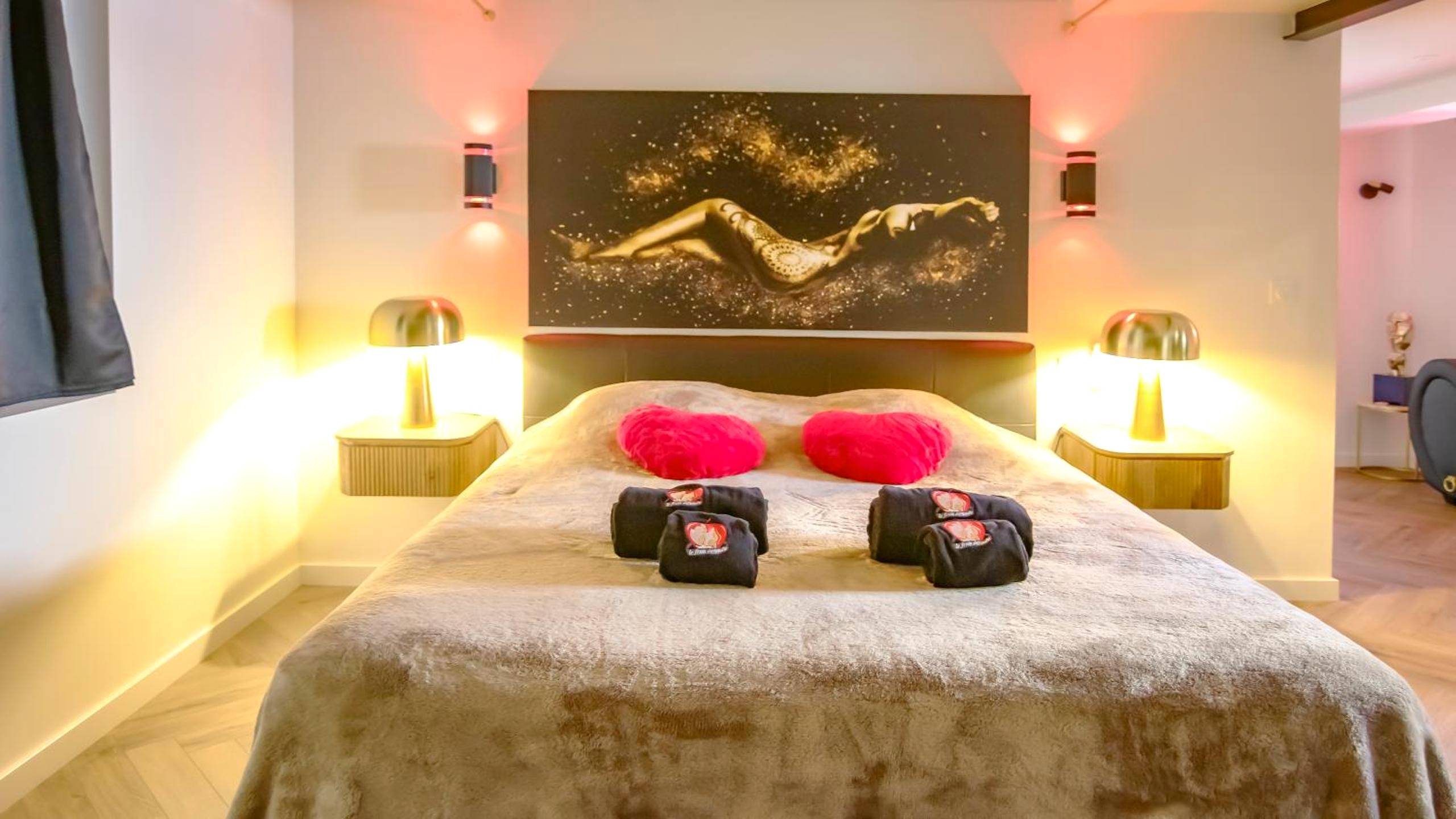 Lit king size avec coussins cœurs et tableau - Le fruit défendu 67