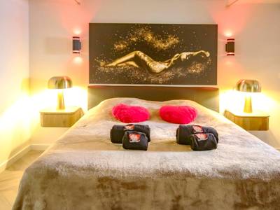 Lit king size avec coussins cœurs et tableau - Le fruit défendu 67