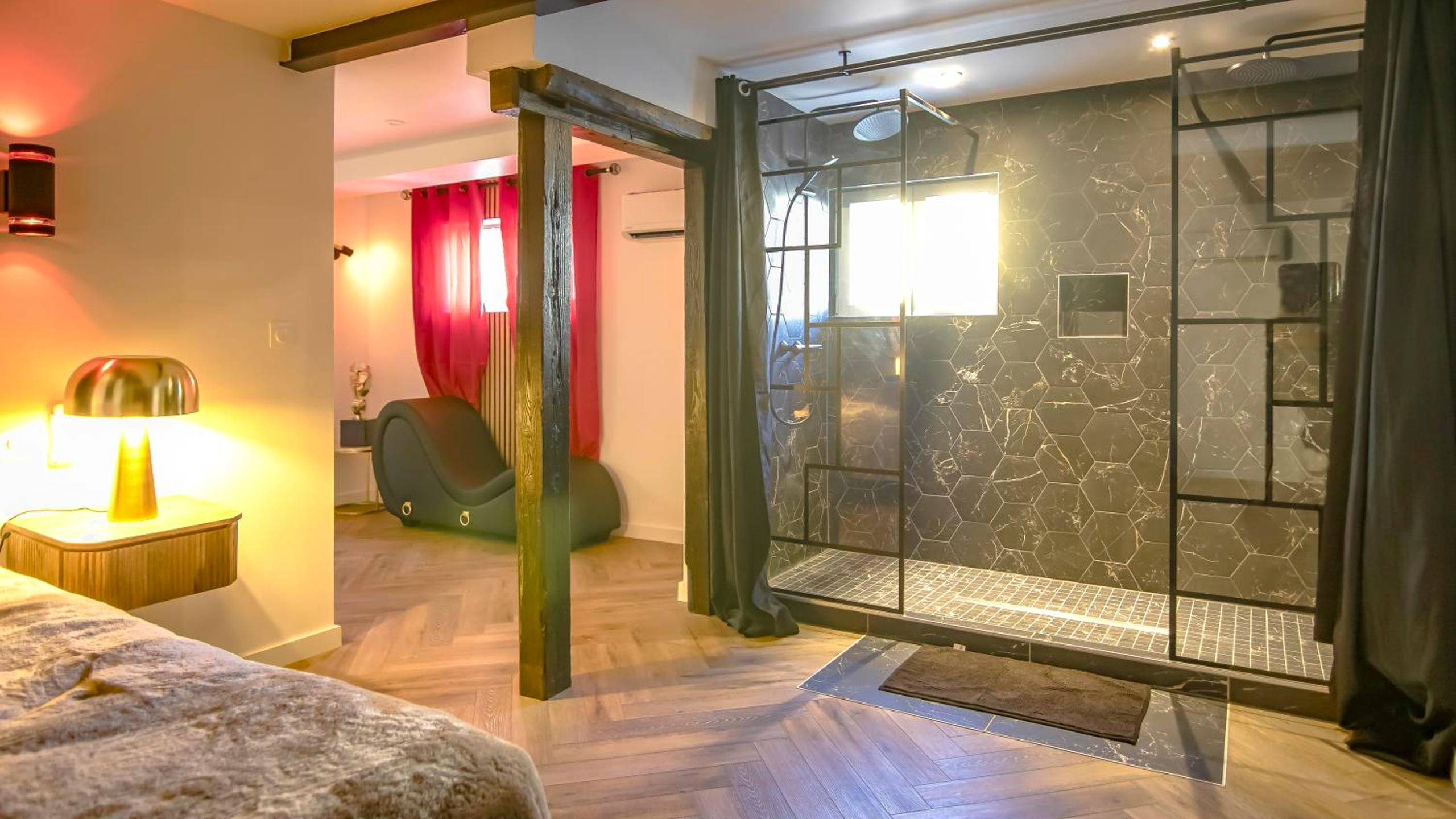 Grande douche à l'italienne avec paroi vitrée - Le fruit défendu 67