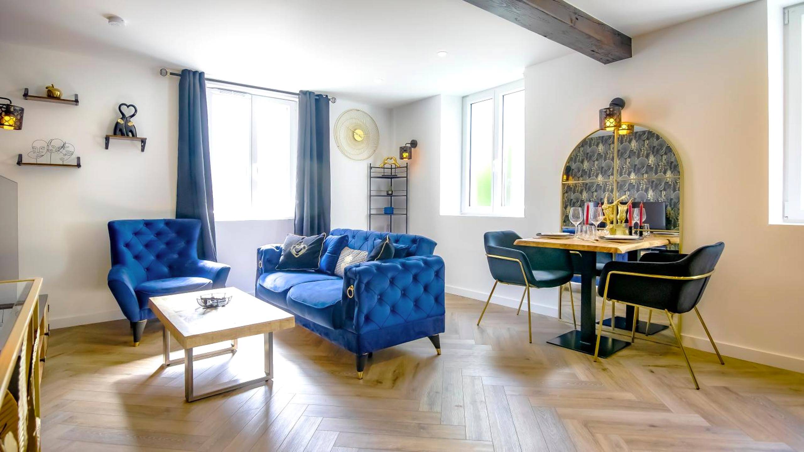 Salon avec canapé bleu et coin repas - Le fruit défendu 67