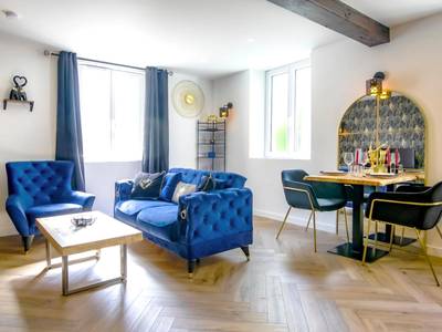 Salon avec canapé bleu et coin repas - Le fruit défendu 67