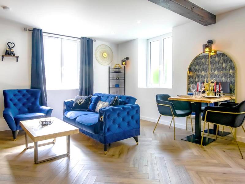Salon avec canapé bleu et coin repas - Le fruit défendu 67
