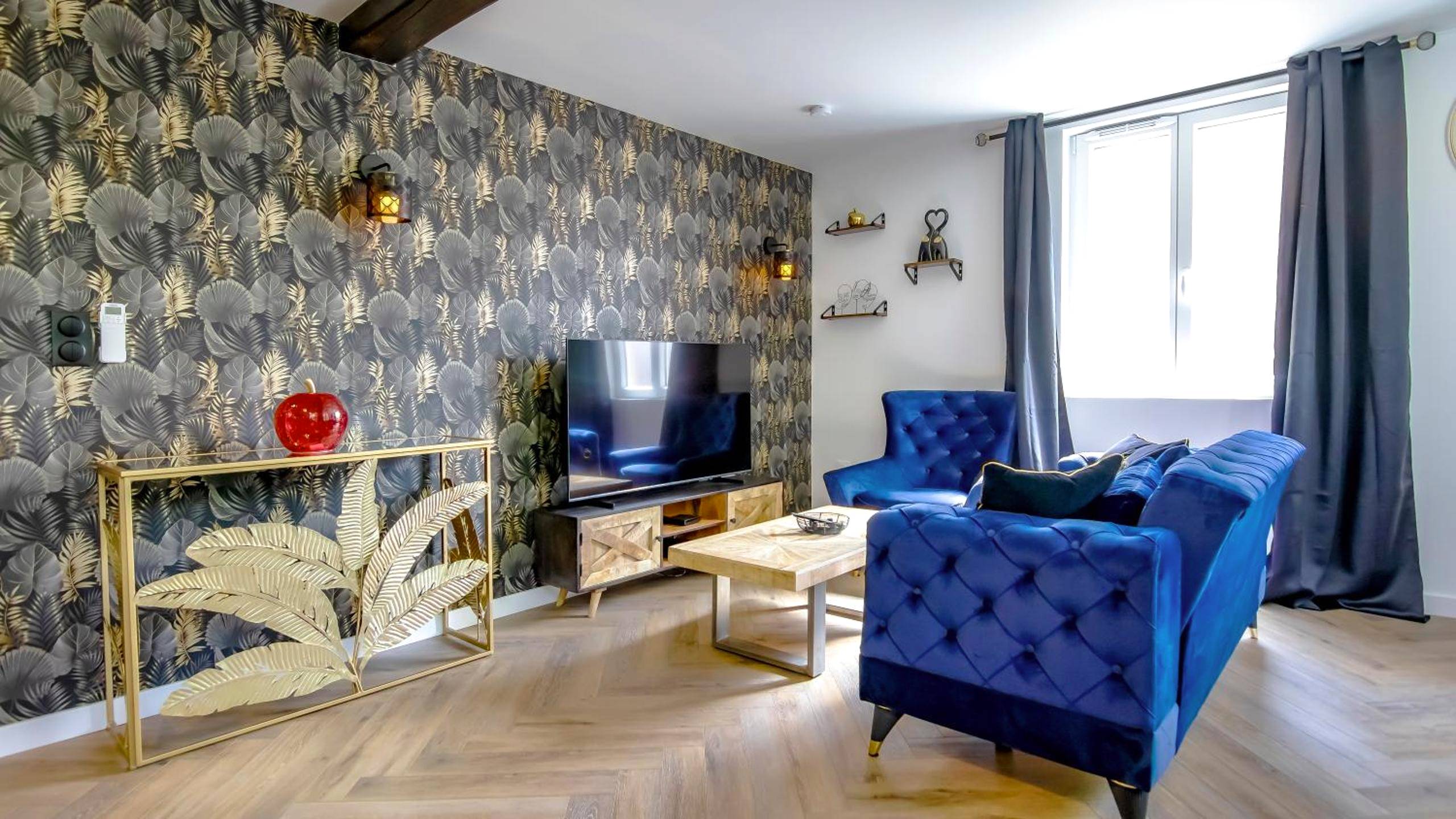 Espace salon avec TV et papier peint tropical - Le fruit défendu 67