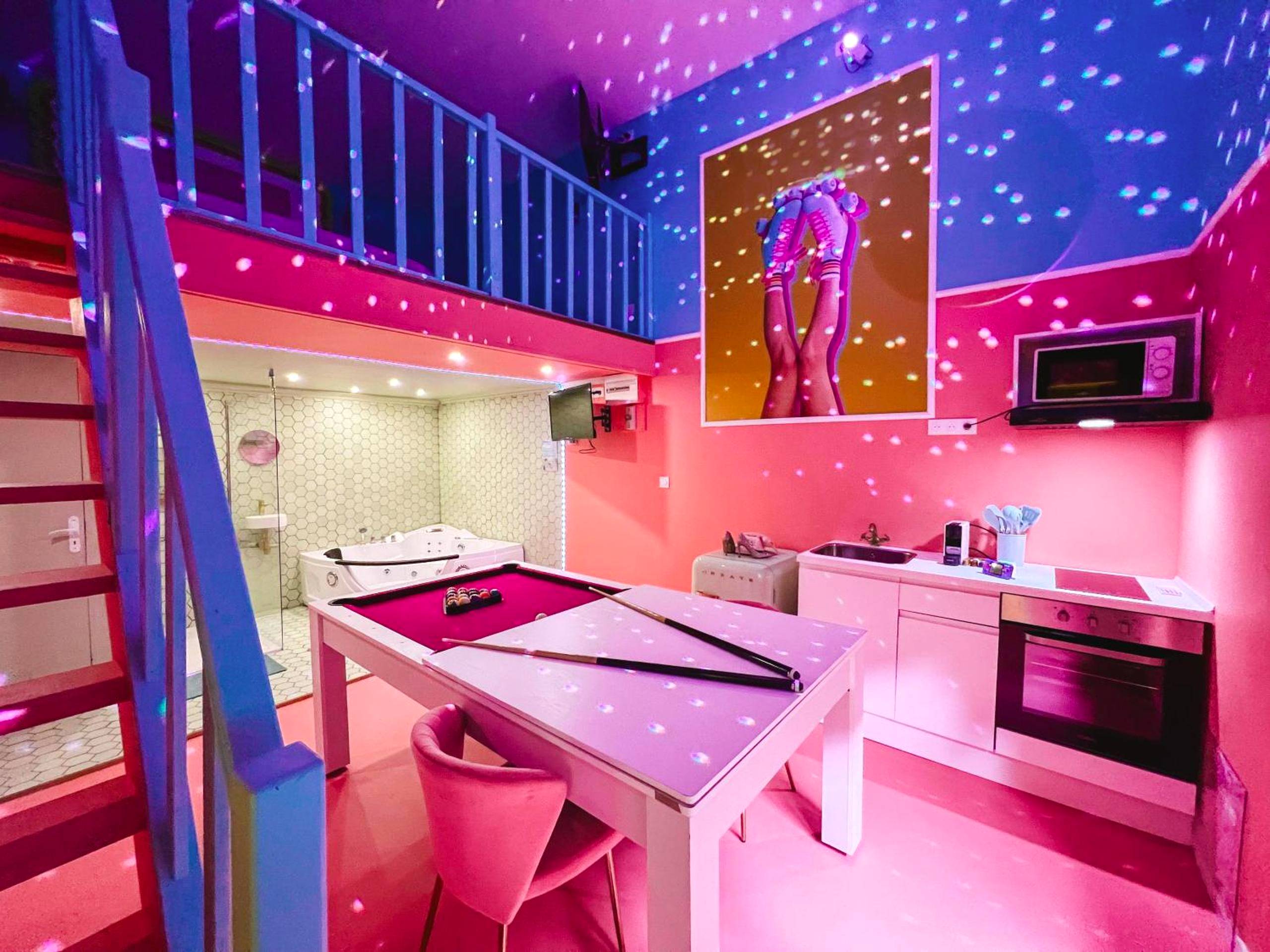 Table de billard convertible et coin cuisine - Love Room Douai - Funky House SPA - Jacuzzi - Salle de cinéma & Netflix -...