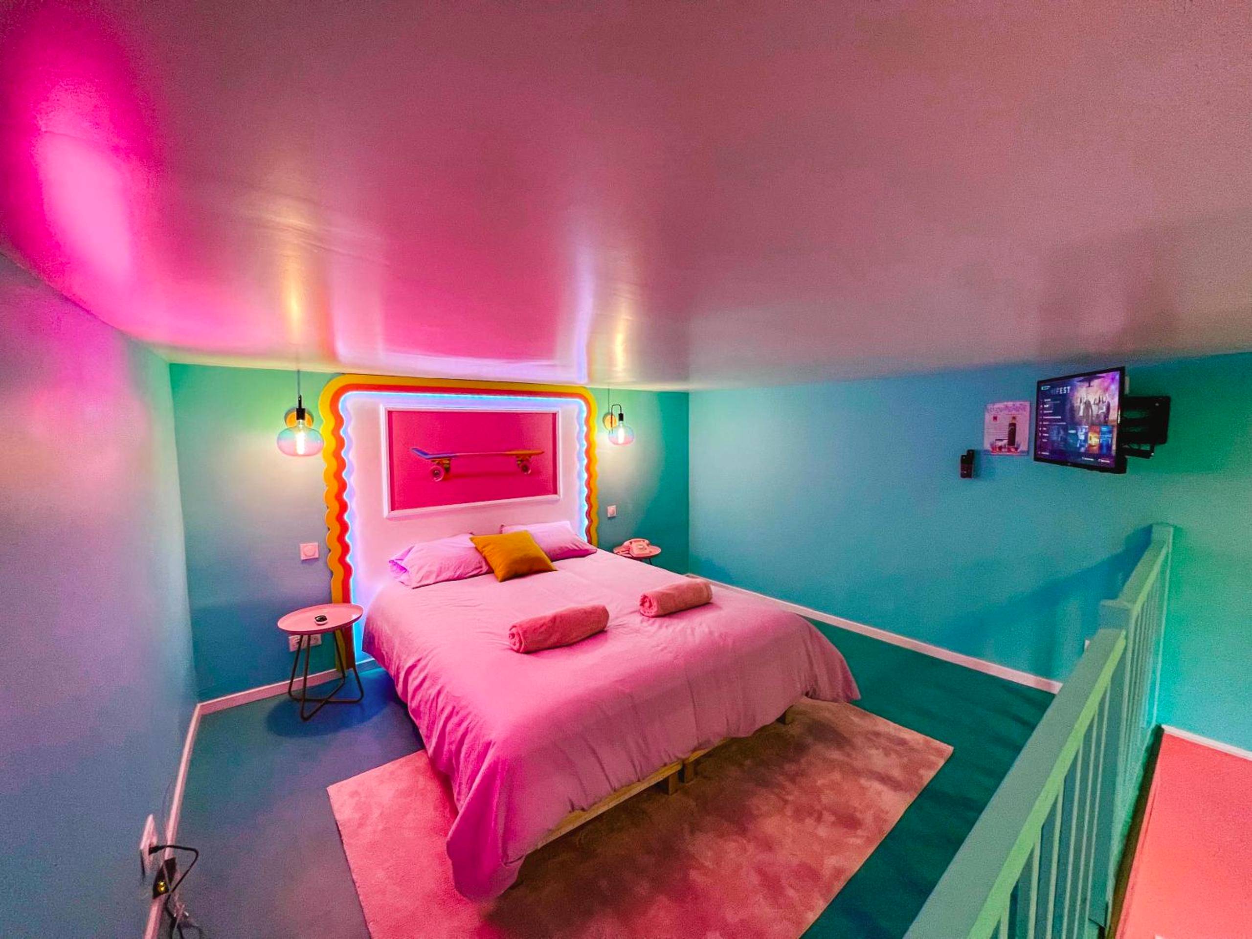 Lit double en mezzanine sous néons roses - Funky House SPA - Jacuzzi - Salle de cinéma & Netflix - Billard - Nintendo...