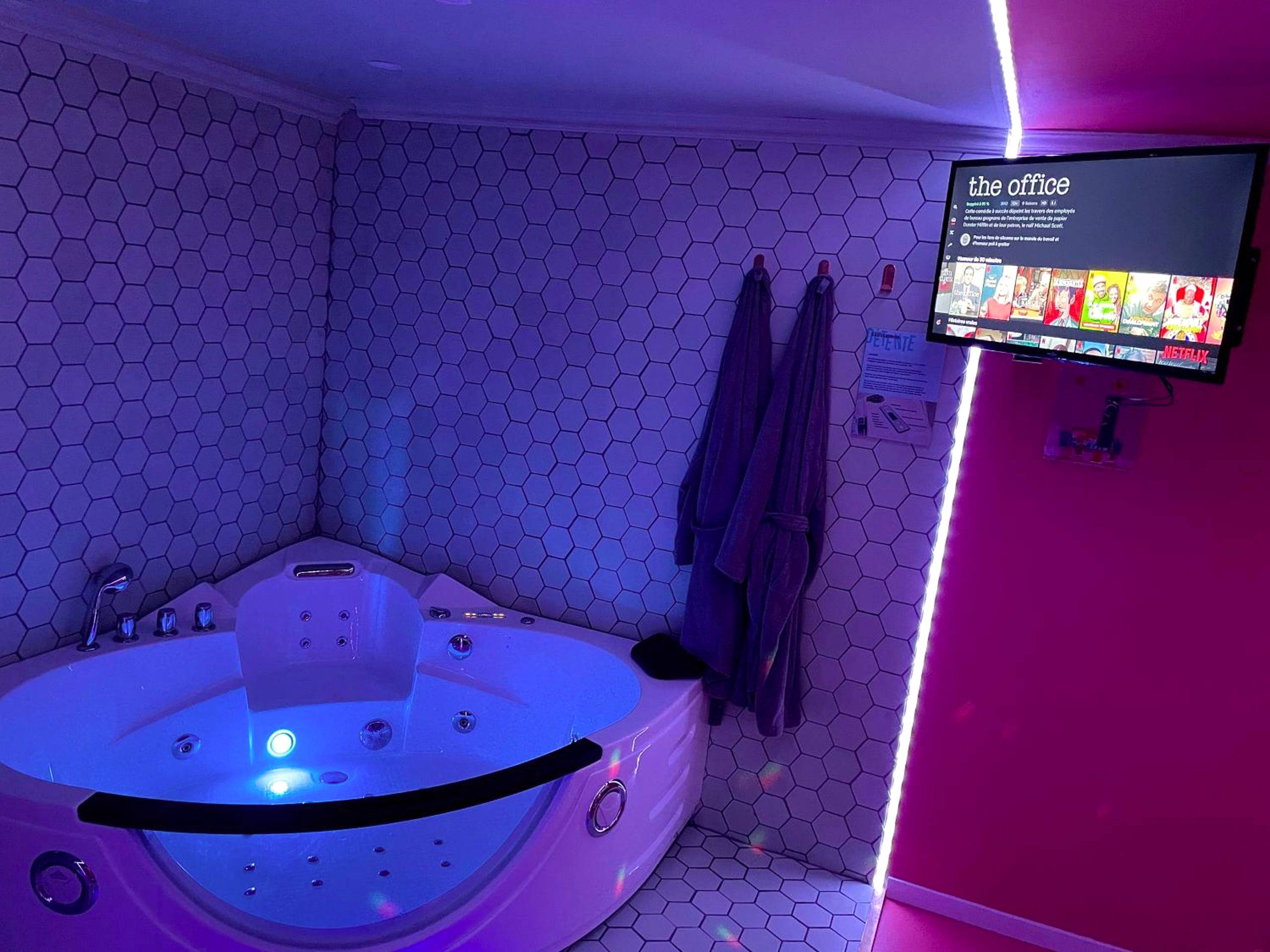 Photo du logement - Funky House SPA - Jacuzzi - Salle de cinéma & Netflix - Billard - Nintendo switch & jeux - Douai
