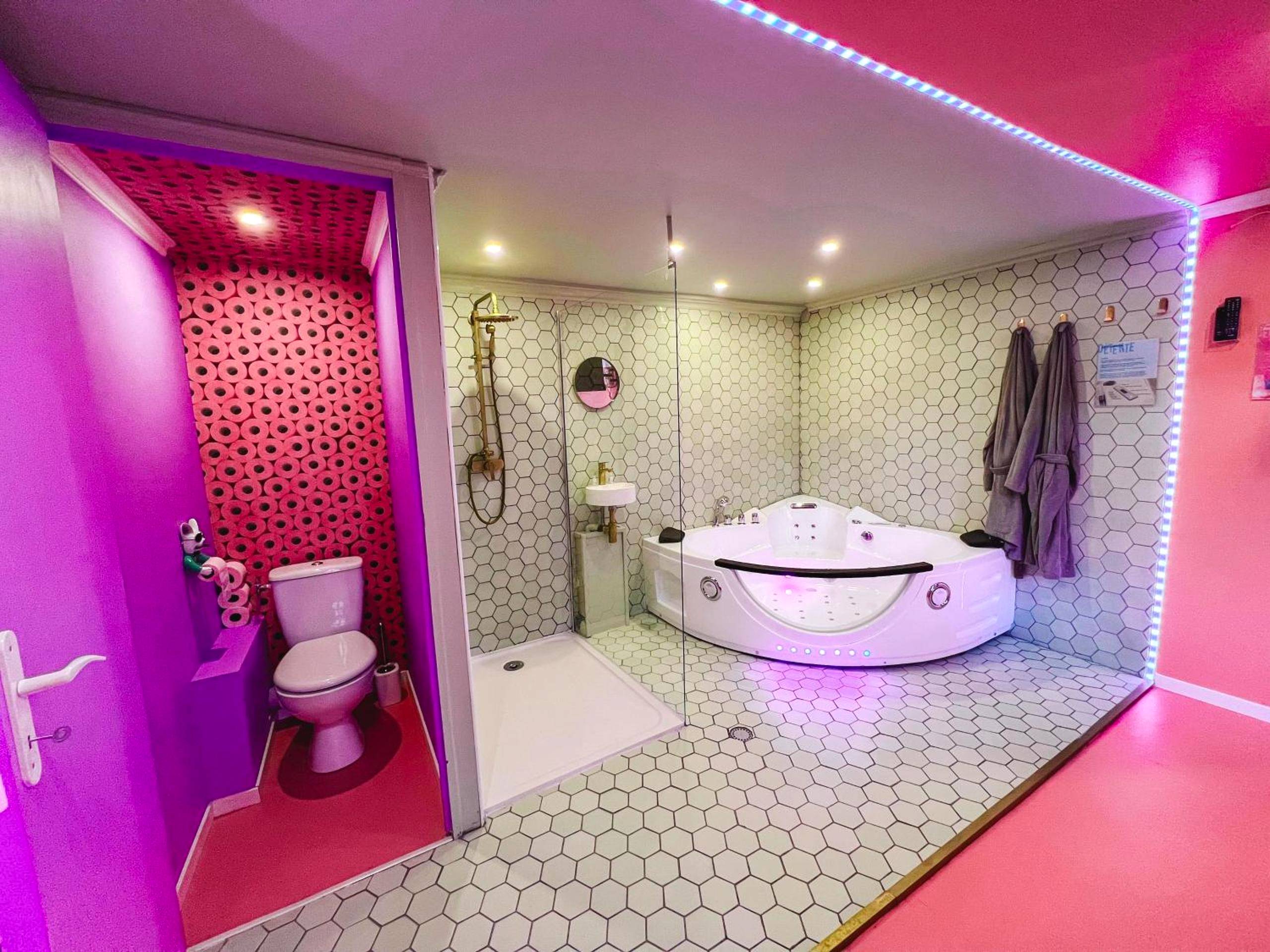 Baignoire balnéo et douche à l'italienne - Funky House SPA - Jacuzzi - Salle de cinéma & Netflix - Billard - Nintendo...