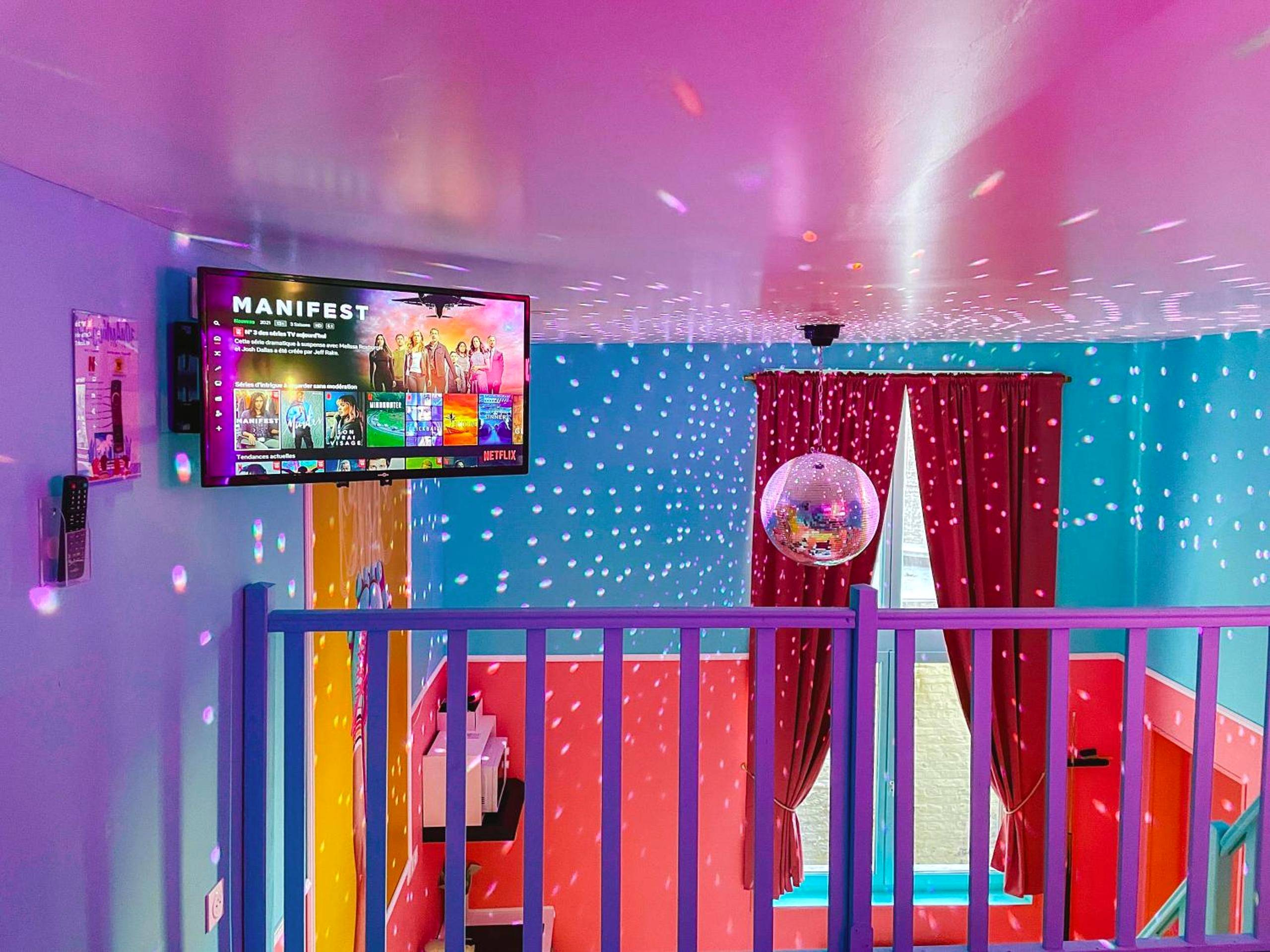 Boule à facettes et écran plat en mezzanine - Funky House SPA - Jacuzzi - Salle de cinéma & Netflix - Billard - Nintendo...